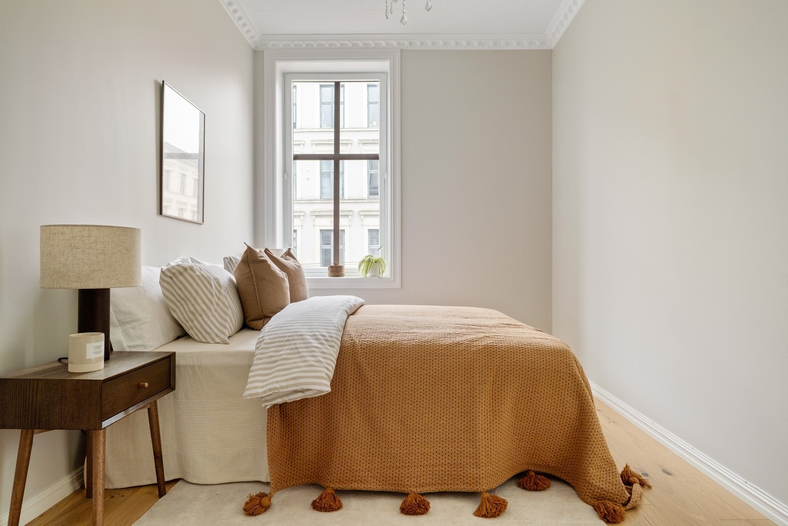 Hovedsoverom med god plass til dobbeltseng og tilhørende nattbord Galleribilde