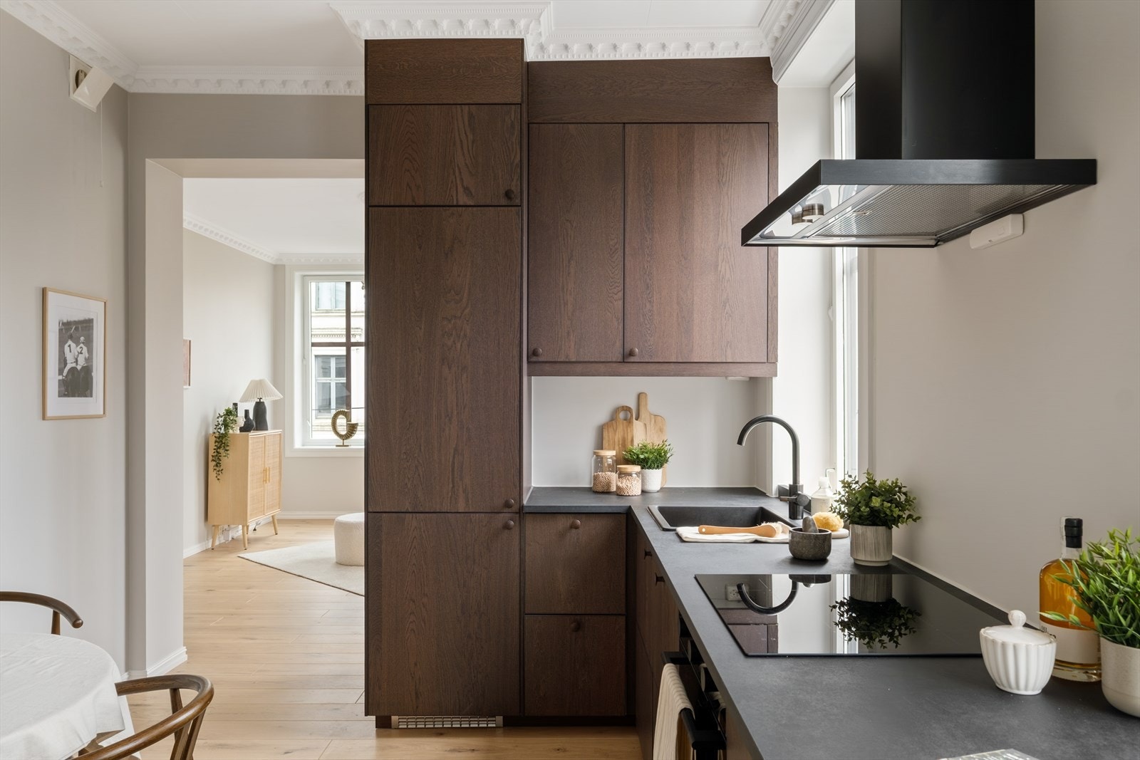 Her er det rikelig med skap -og benkeplass Galleribilde