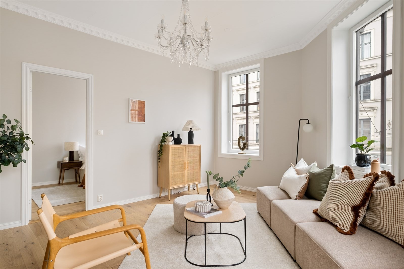 Leiligheten har store vindusflater med 2-lags isolerglass som slipper inn rikelig med dagslys Galleribilde