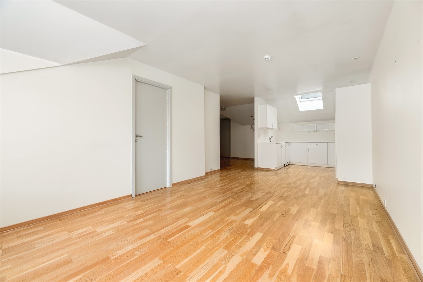 Åpen løsning mellom stue og kjøkken. Galleribilde