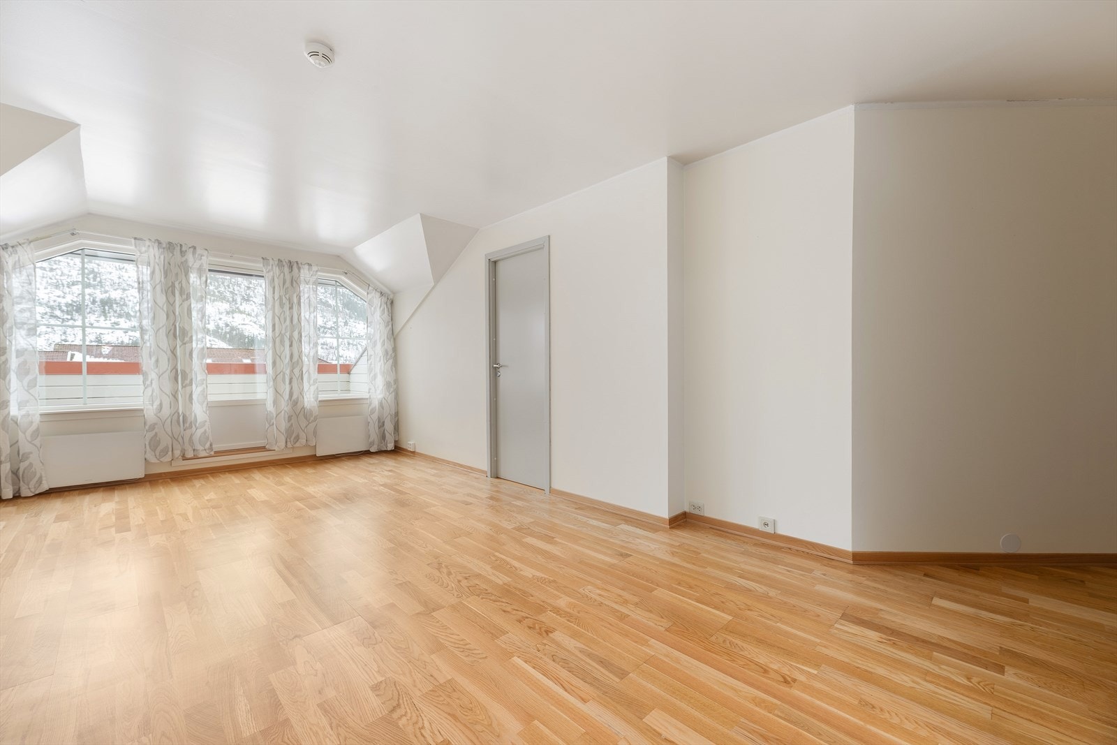 Stue. Dør til soverom. Galleribilde