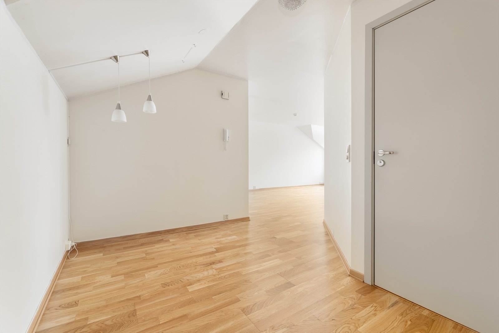 Fra gang mot stue/kjøkken. Dør inn til bad. Galleribilde