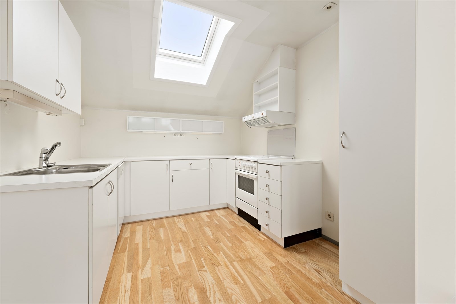 Hyggelig kjøkken med glatte hvite fronter. Komfyr og oppvaskmaskin medfølger. Galleribilde