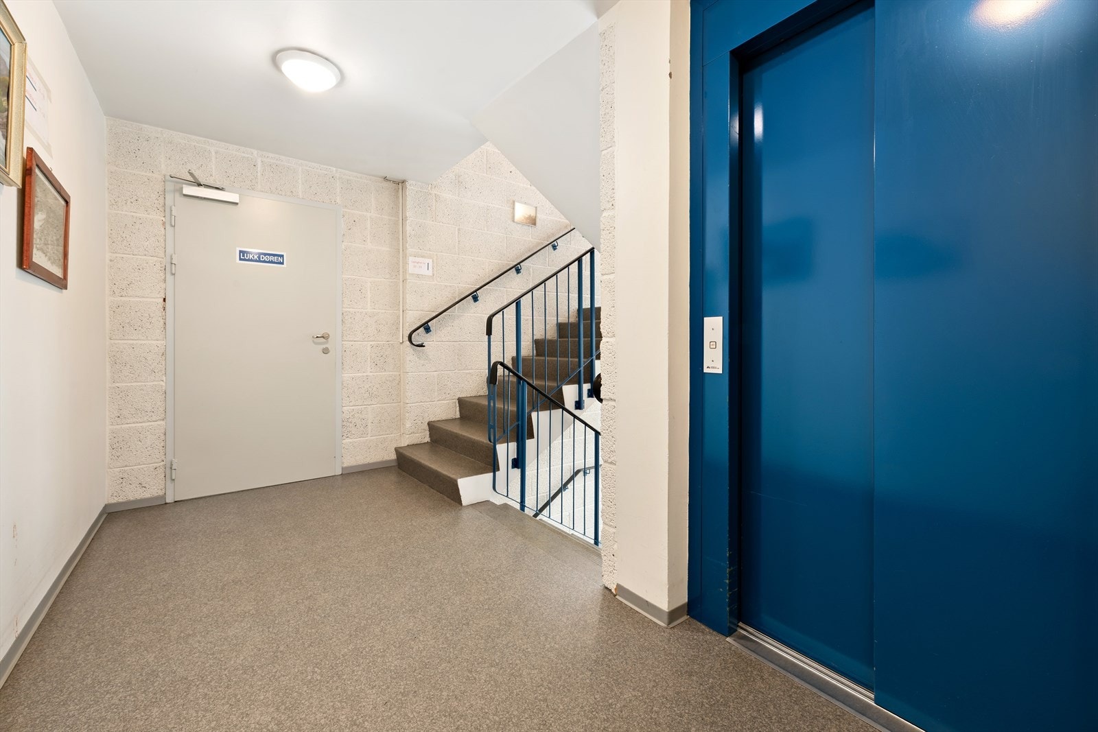 Det er heis i bygget. Men den går ikke opp til øverste etasje. Så man må gå en trapp for å komme til leiligheten. Galleribilde