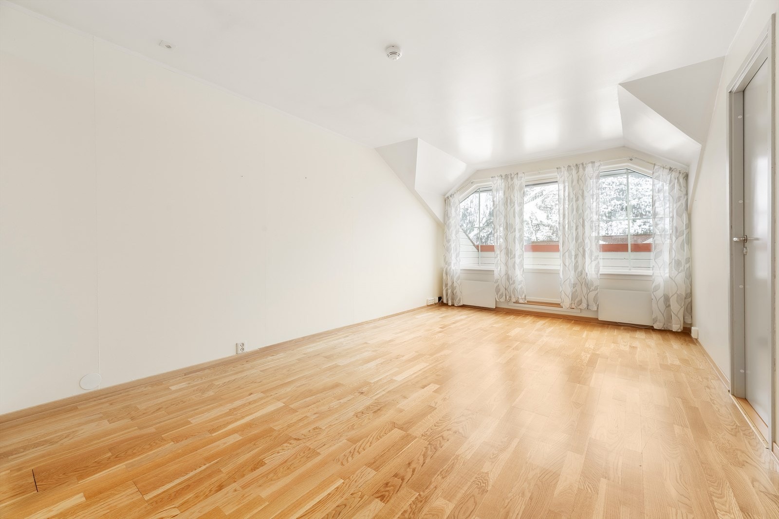 Lys og hyggelig stue. Dør ut til veranda. Galleribilde