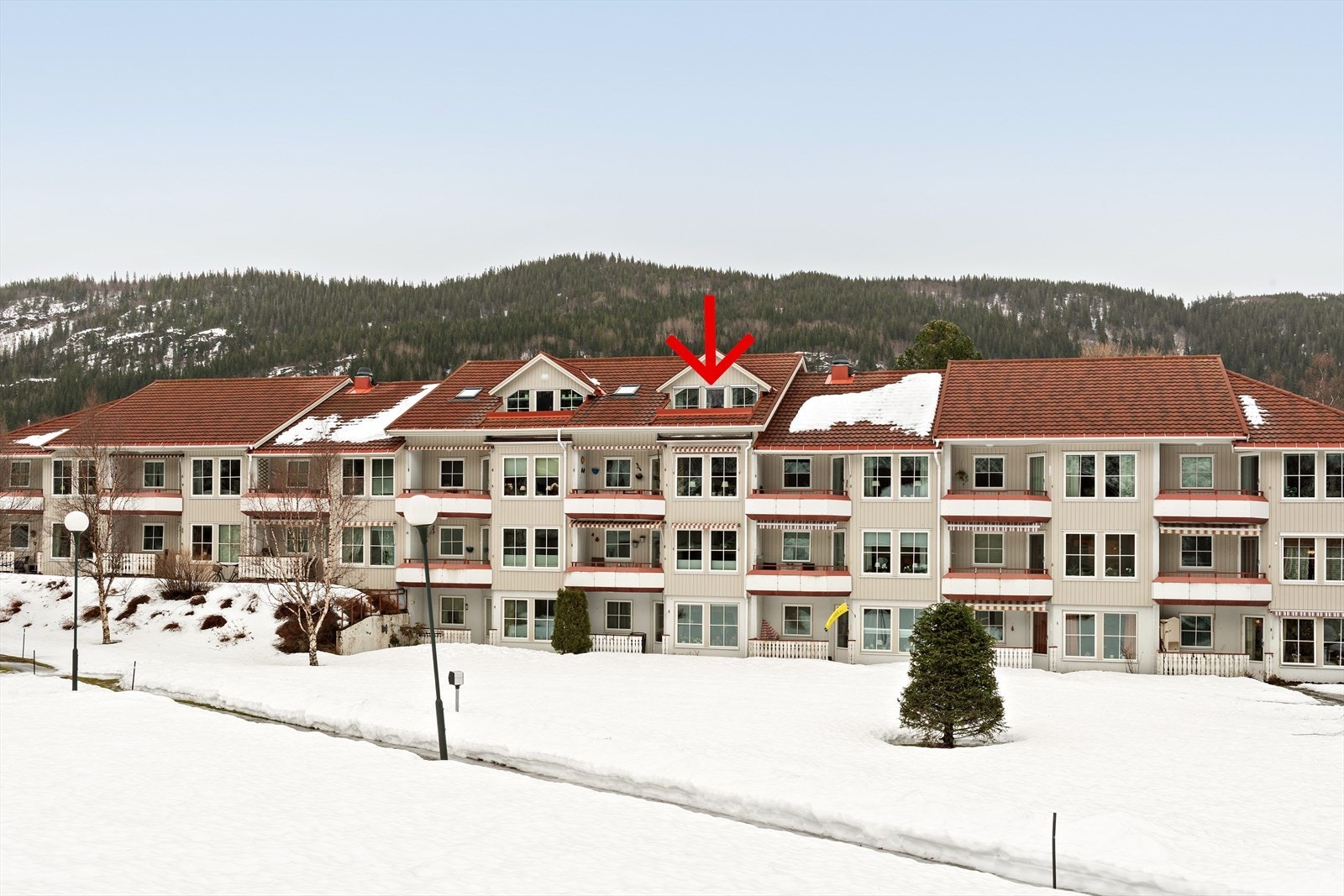 Velkommen til Wergelandsvegen 8 og til hyggelige Hagen Borettslag. 2-roms leilighet i toppetasjen. Galleribilde