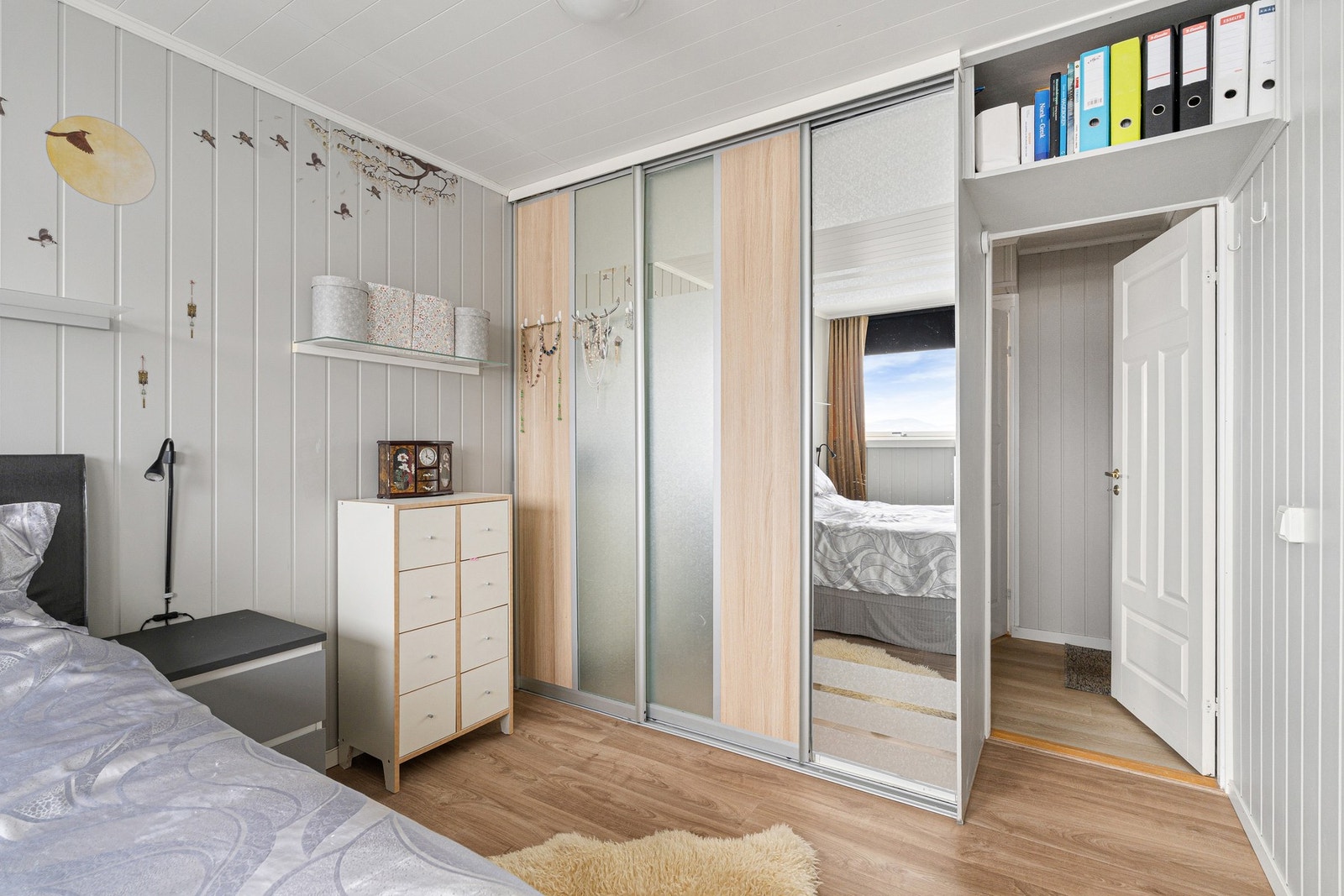 God plass til dobbeltseng, skrivebord, samt ulike garderobeløsninger. Galleribilde