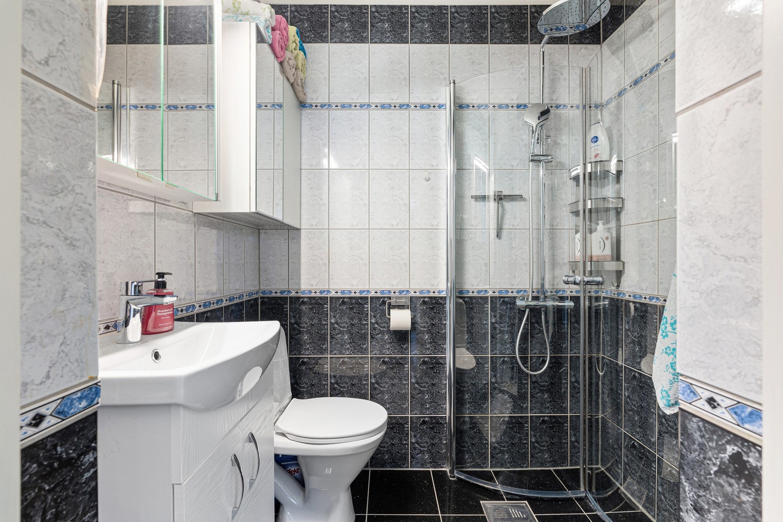 Badet er utstyrt med praktisk hjørnedusj med innfellbare dører som frigjør gulvplass og gir et luftig baderom. Galleribilde