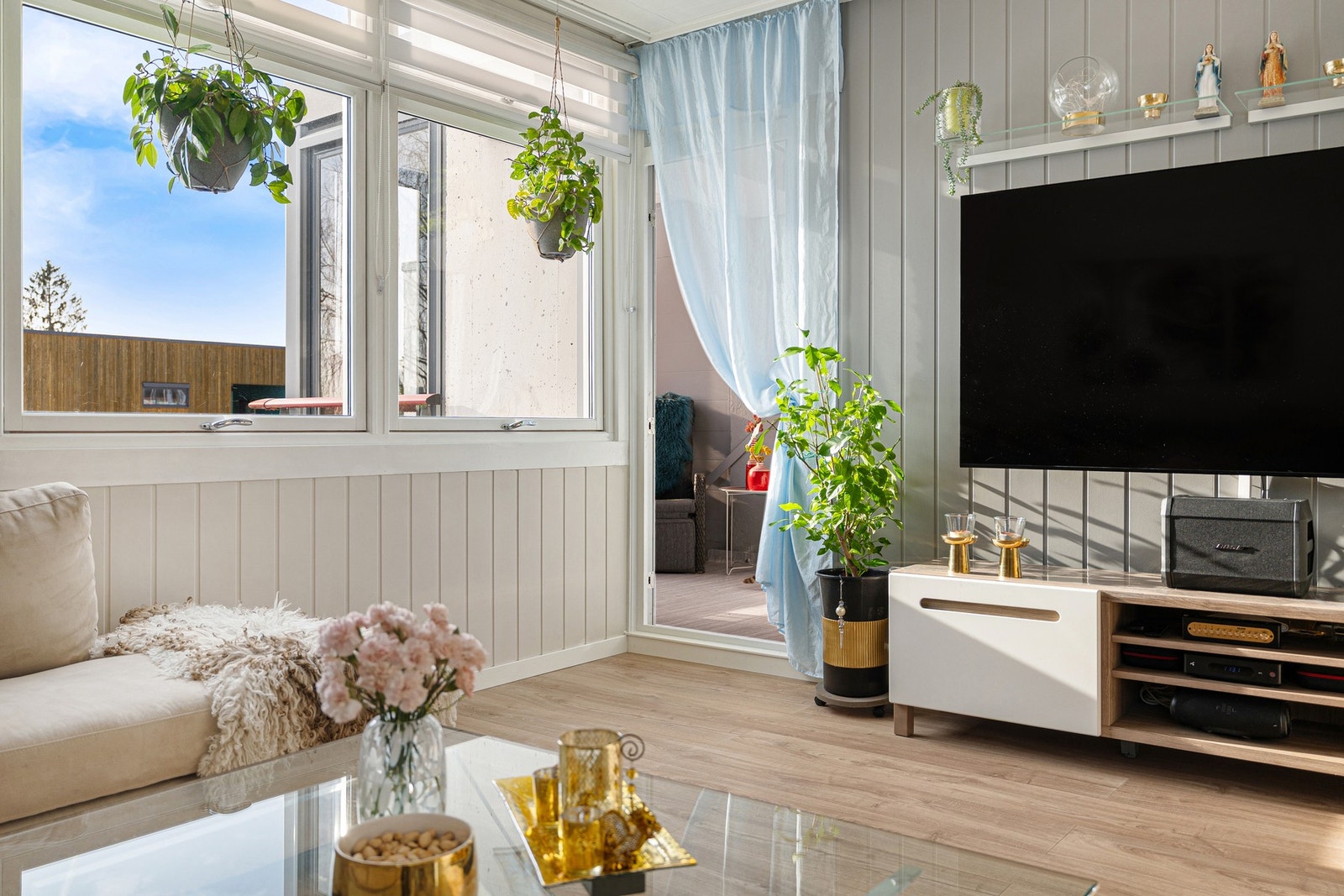 Fra stuen er det direkte utgang til en romslig sørvendt innglasset balkong, med ypperlige solforhold. Galleribilde