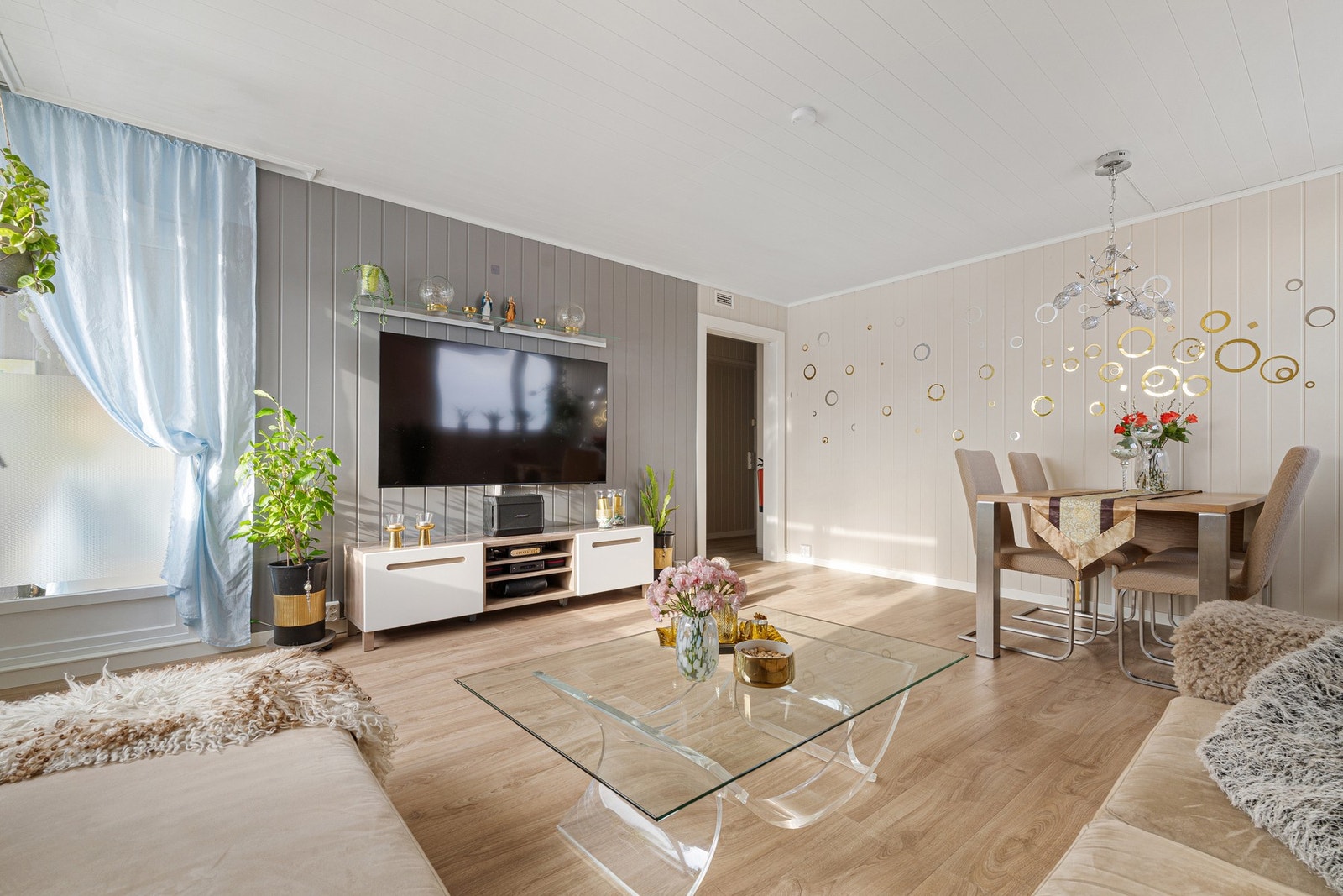 Romslig stue og spisestue på 22 m². Galleribilde