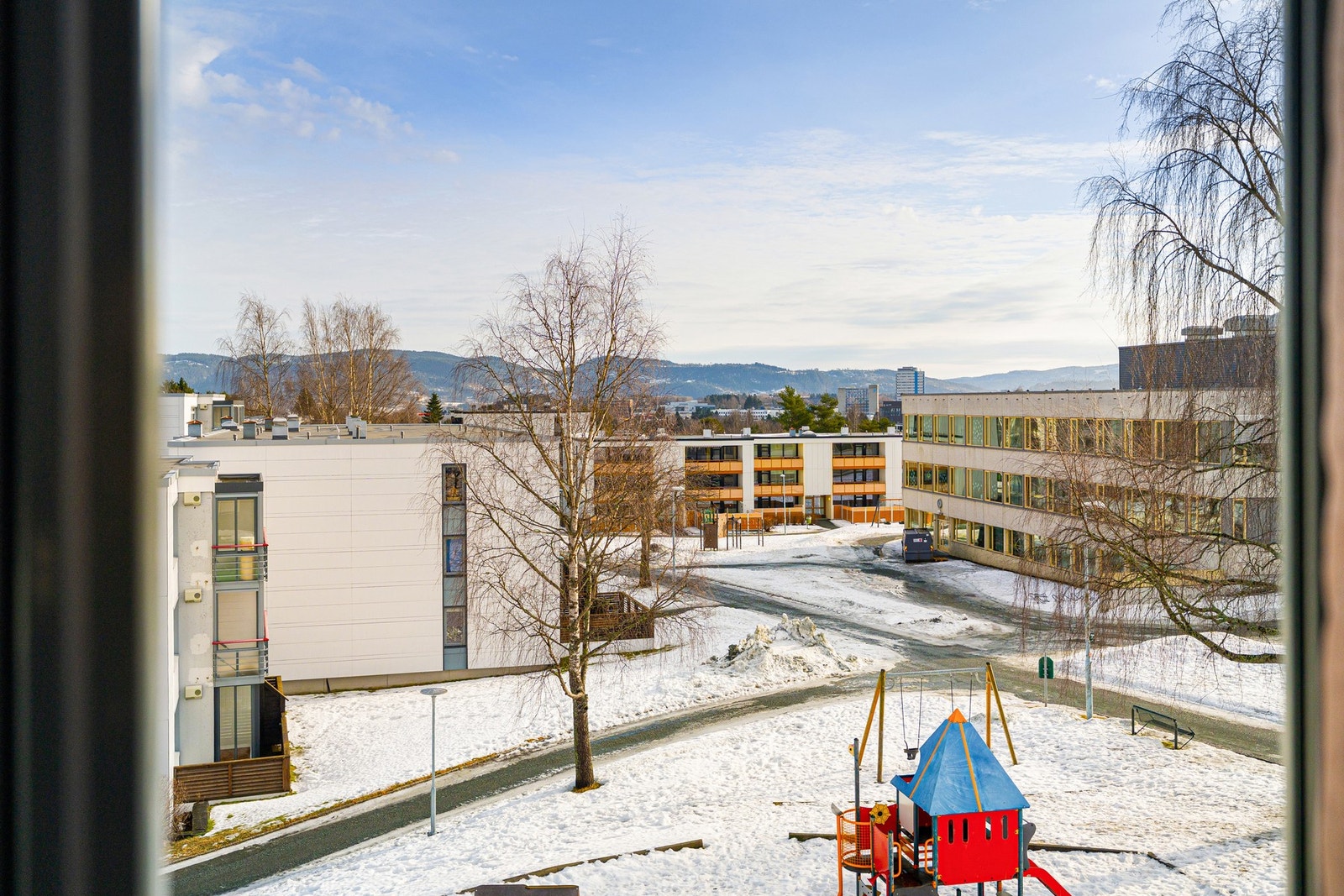 Parkering på felles biloppstillingsplass i borettslaget. Kolstadflaten Borettslaget har 95 frittstående garasjer i rekke. Galleribilde