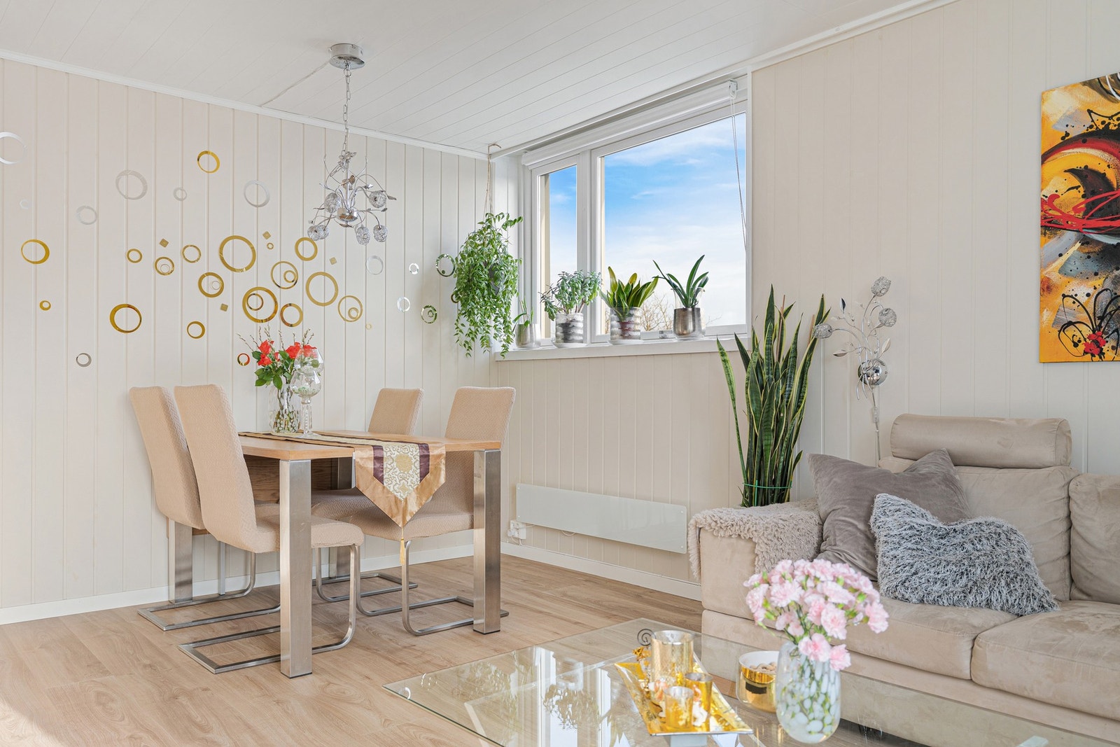 Gode muligheter for ulike spisebord og sitteløsninger, et perfekt samlingspunkt for sosiale sammenkomster med venner og familie. Galleribilde