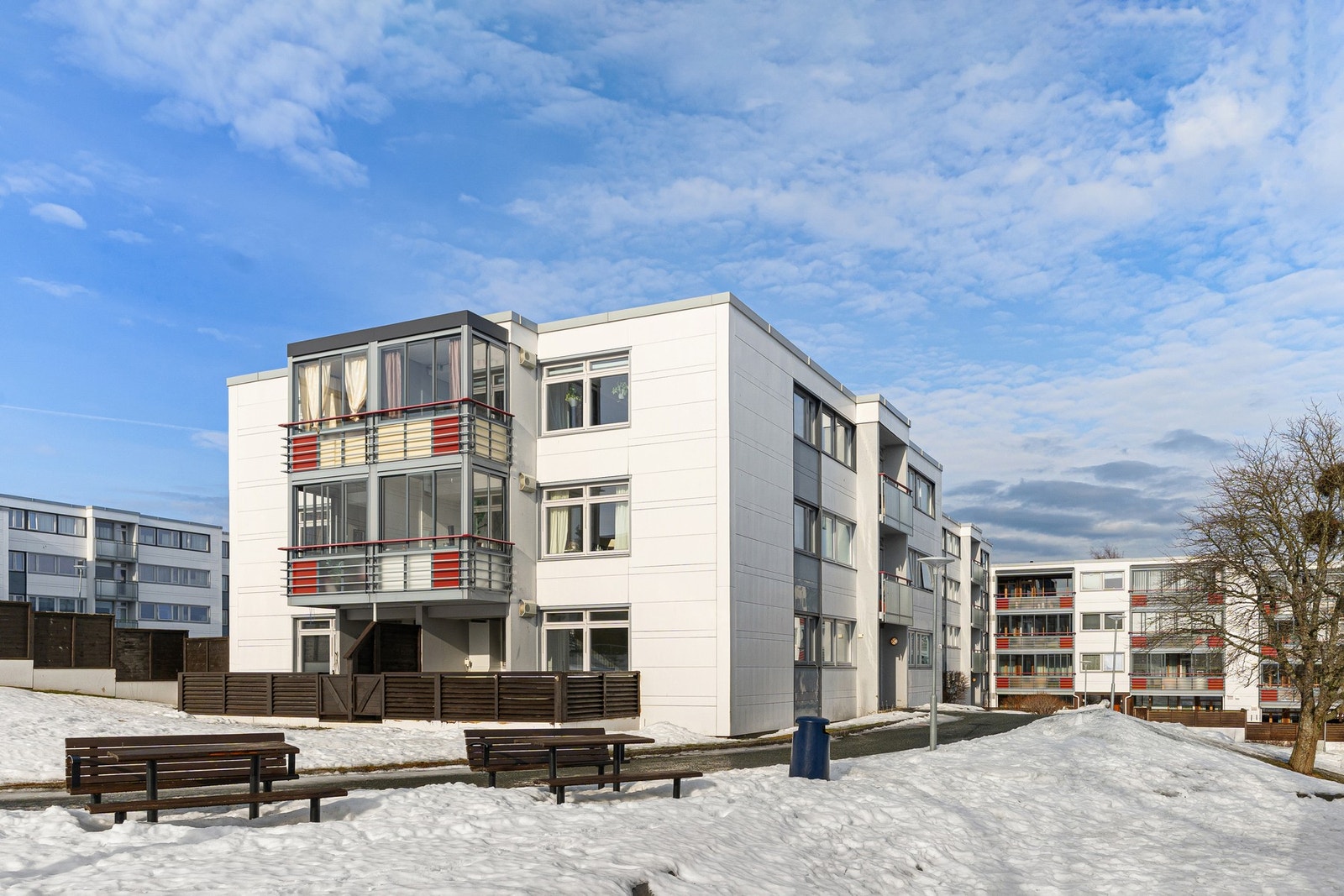 Leiligheten ligger i et rolig og etablert boligområde på Kolstad. Meget barnevennlig område med lite trafikk og lekeplasser for barn i gatetun. Galleribilde