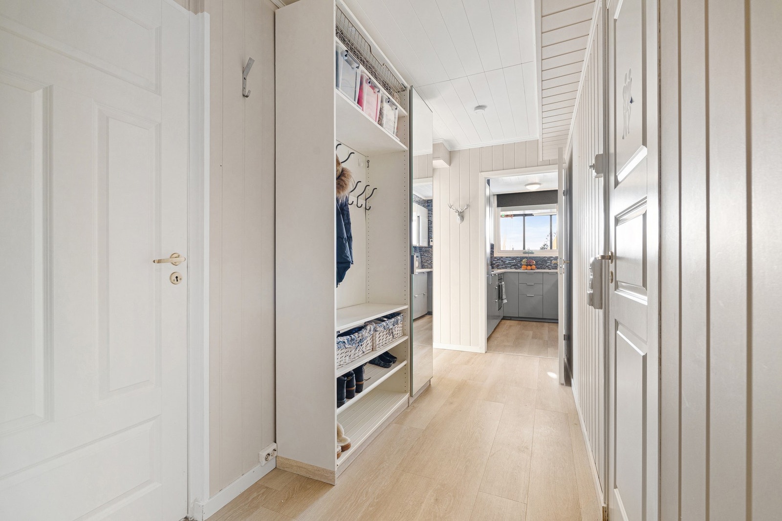 Innbydende entrè på 6 m², plass til garderobeløsning eller oppheng til yttertøy. Galleribilde