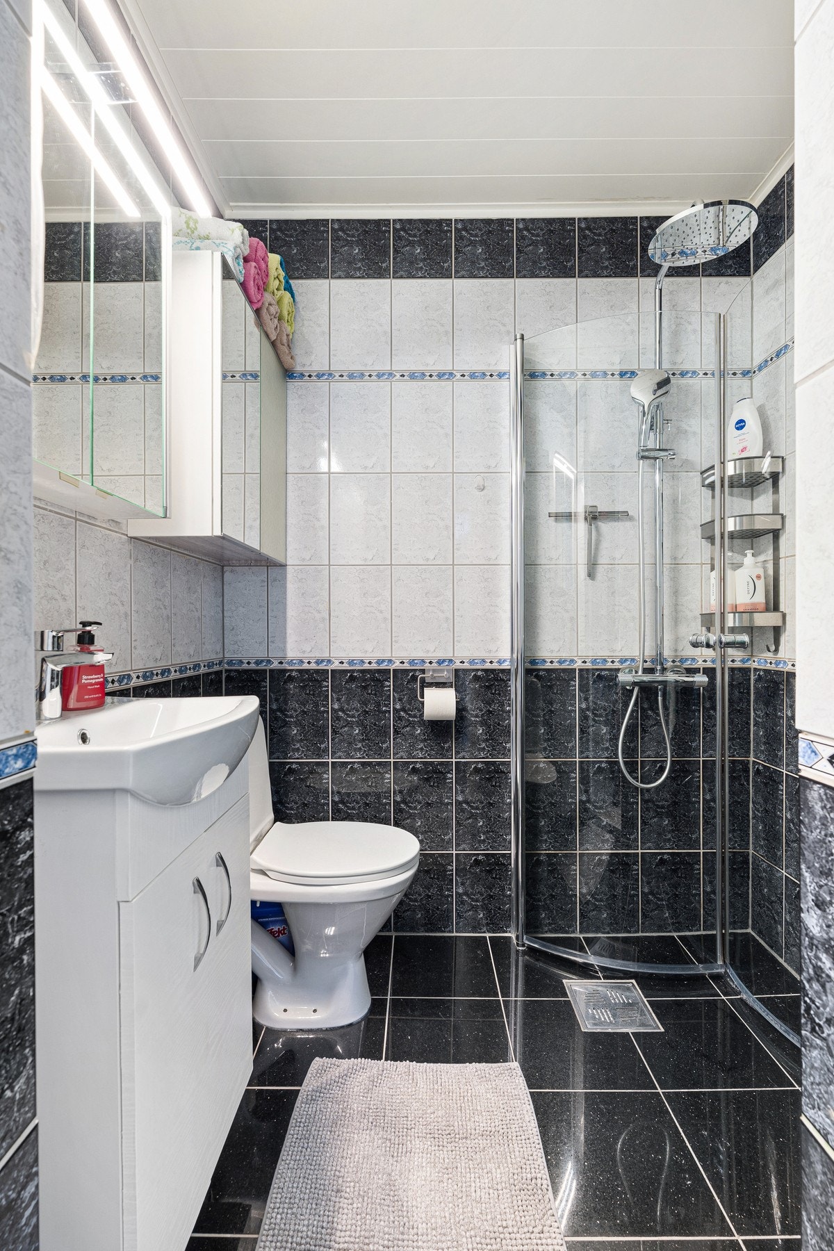 Pent flislagt baderom med plass til alt det nødvendige. Galleribilde