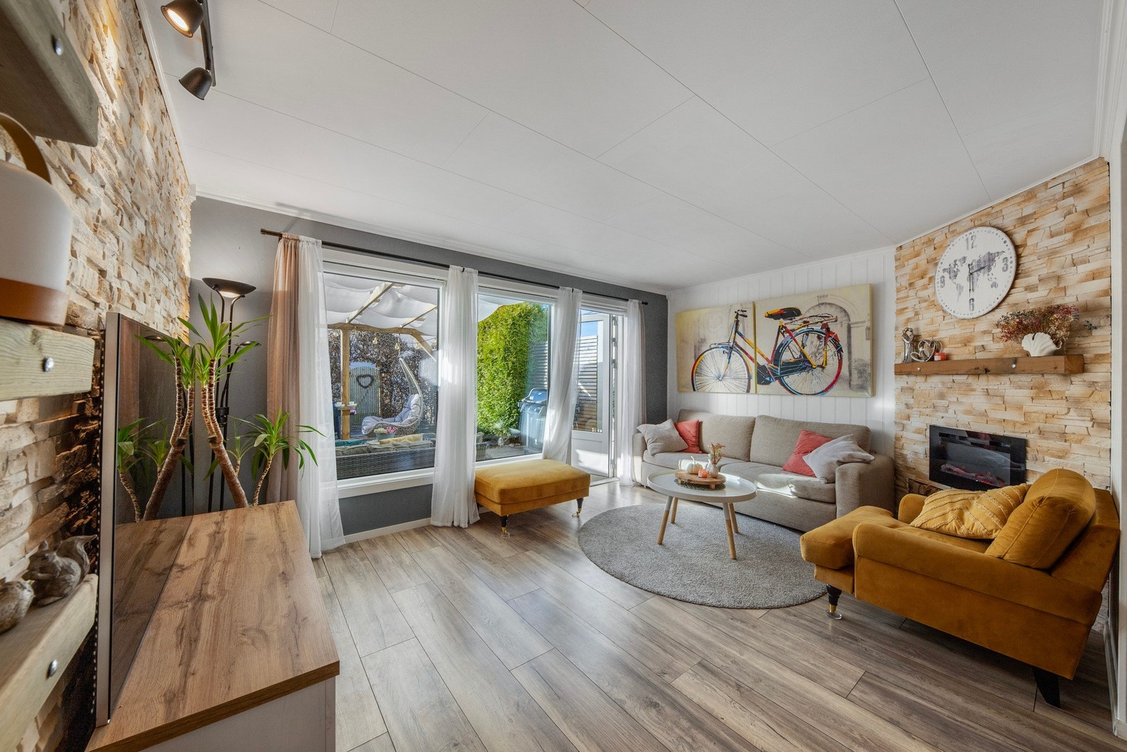 Stue med utgang til flott uteområde! Galleribilde