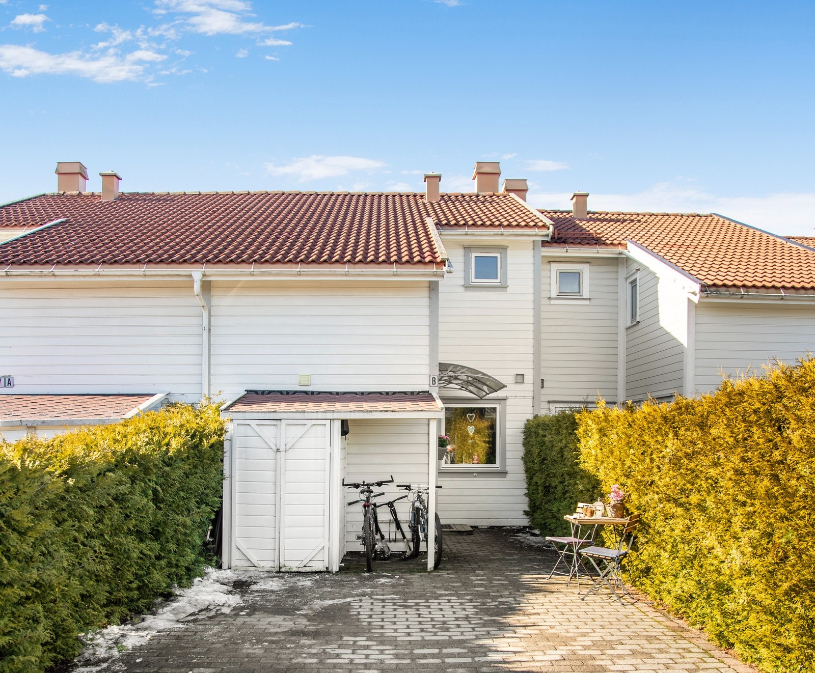 Egen inngang og plass til flere biler i egen gårdsplass Galleribilde