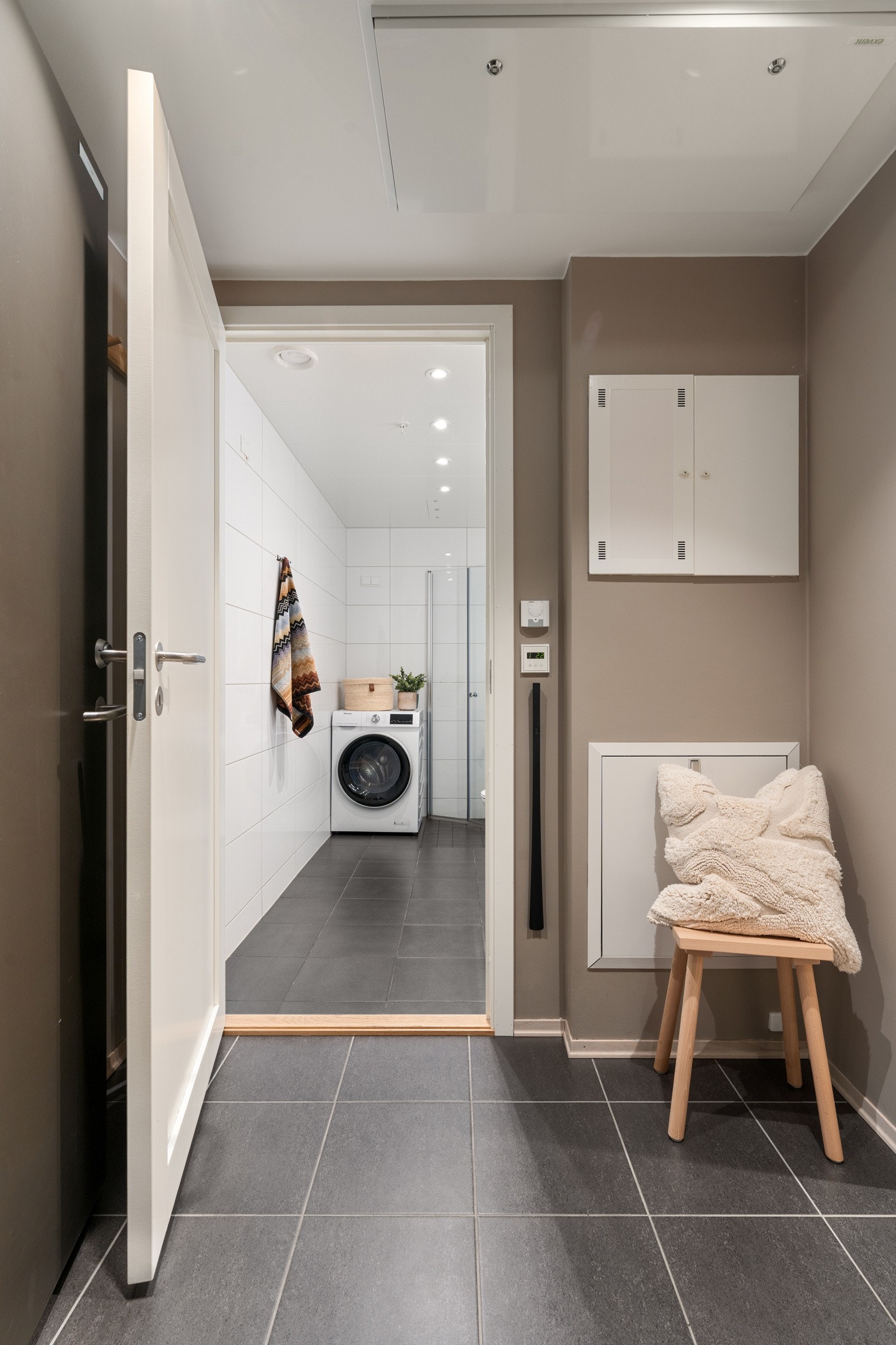 Oppvarming (vannbåren gulvvarme) og varmtvann inkl i felleskostnader (a-konto), noe som gir lave og forutsigbare månedsutgifter.