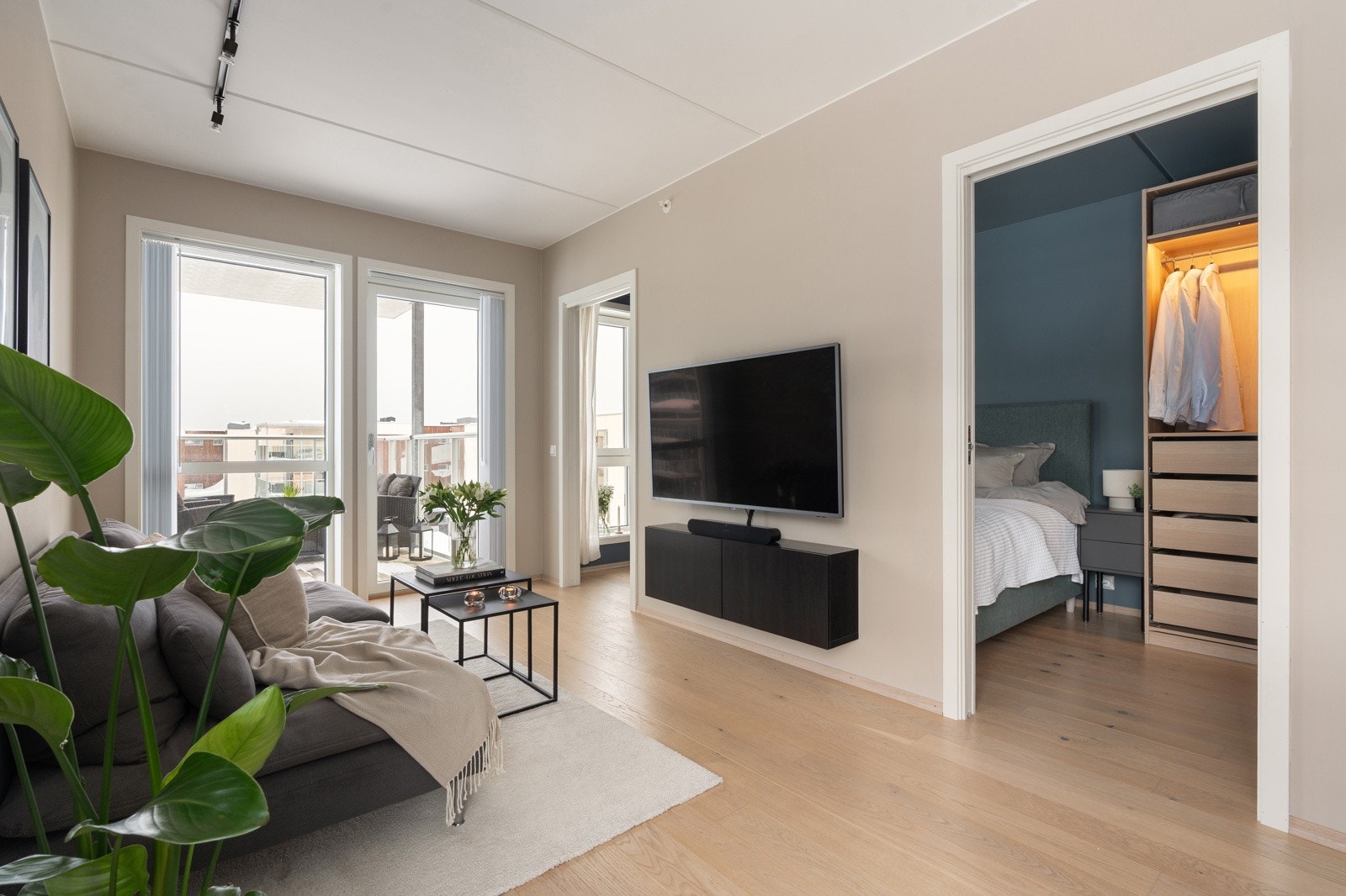 Leiligheten er malt i tidsriktige og delikate farger og holder en god og moderne standard.