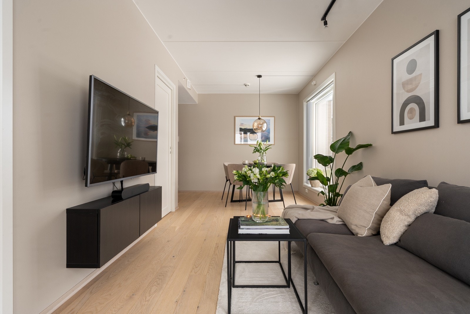 Stuen utgjør et godt allrom - et fint sted å samle vennegjengen!