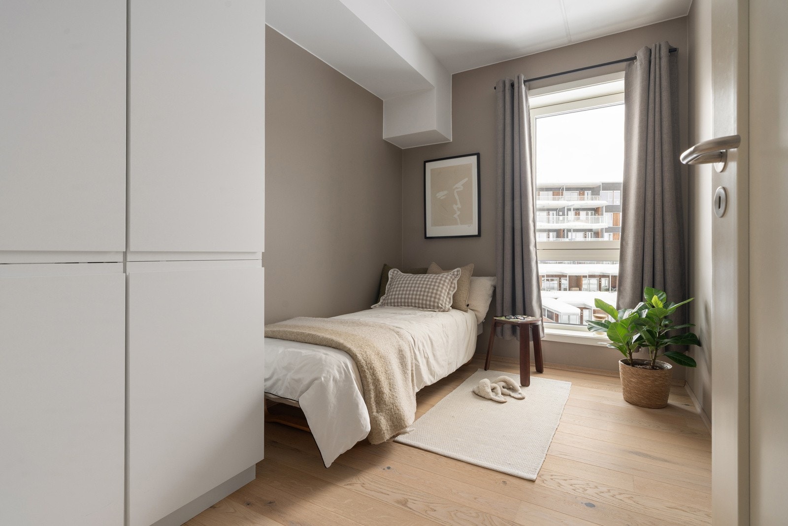 Boligens andre soverom er også av fin størrelse med plass for seng, garderobeskap og skrivepult.