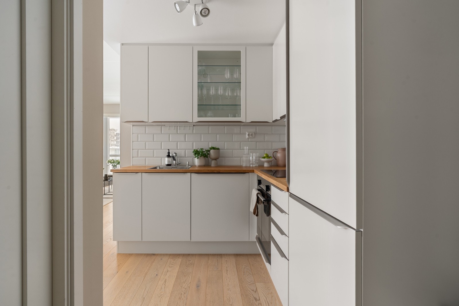 God og gjennomtenkt planløsning. Inn fra gangen kommer man til kjøkkenet.