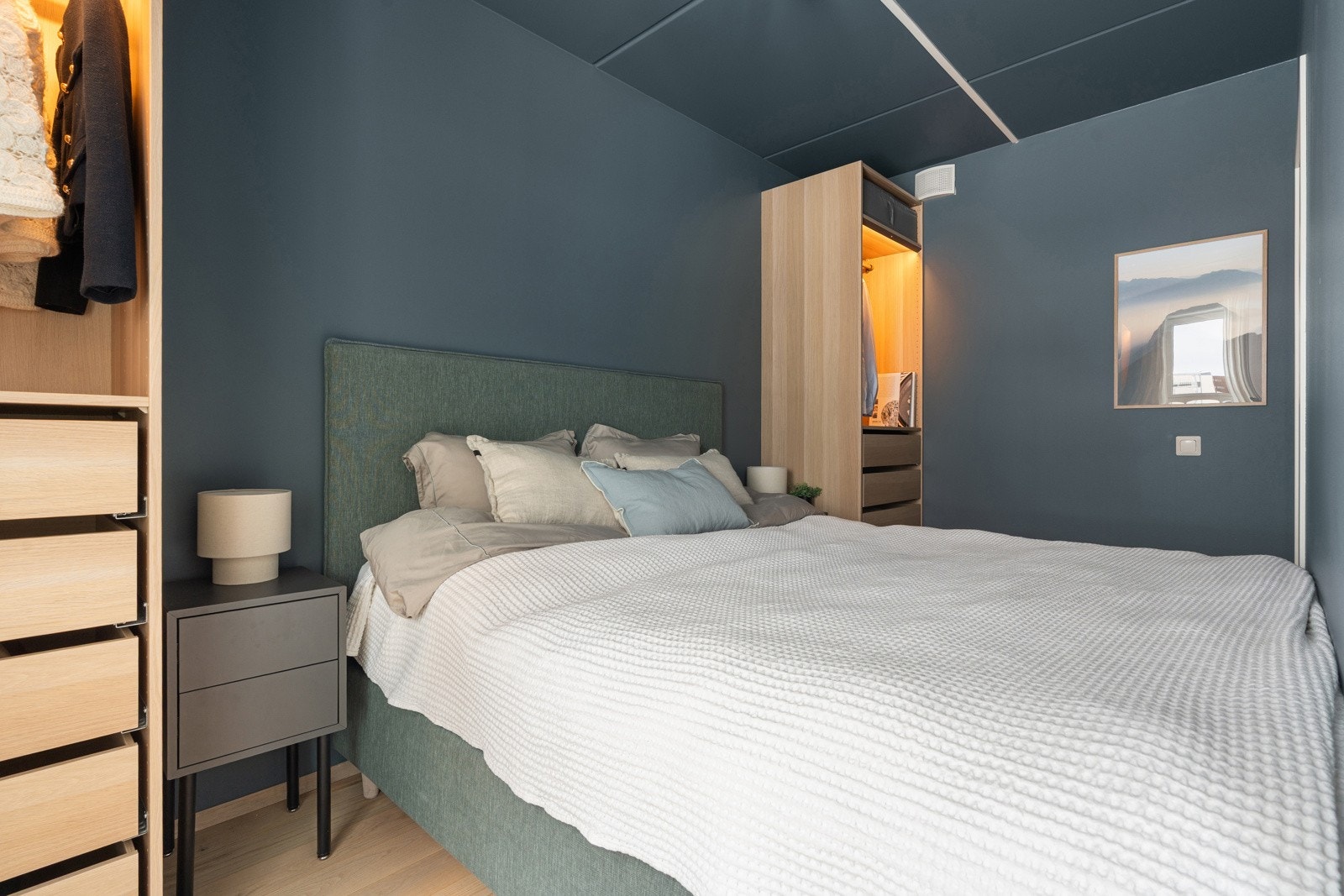 Det er satt inn to garderobeskap på soverommet som bidrar til god oppbevaringsplass.