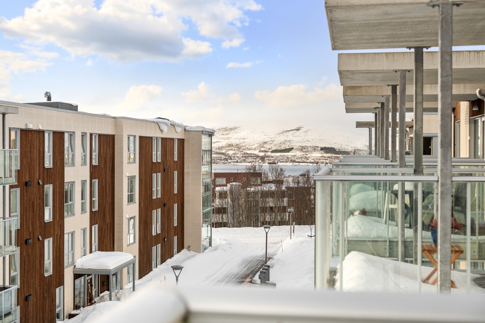 En strøken 3-roms selveier med topp/hjørnebeliggenhet og kvaliteter som garasjeplass, god standard og sørvendt balkong med strålende solforhold.