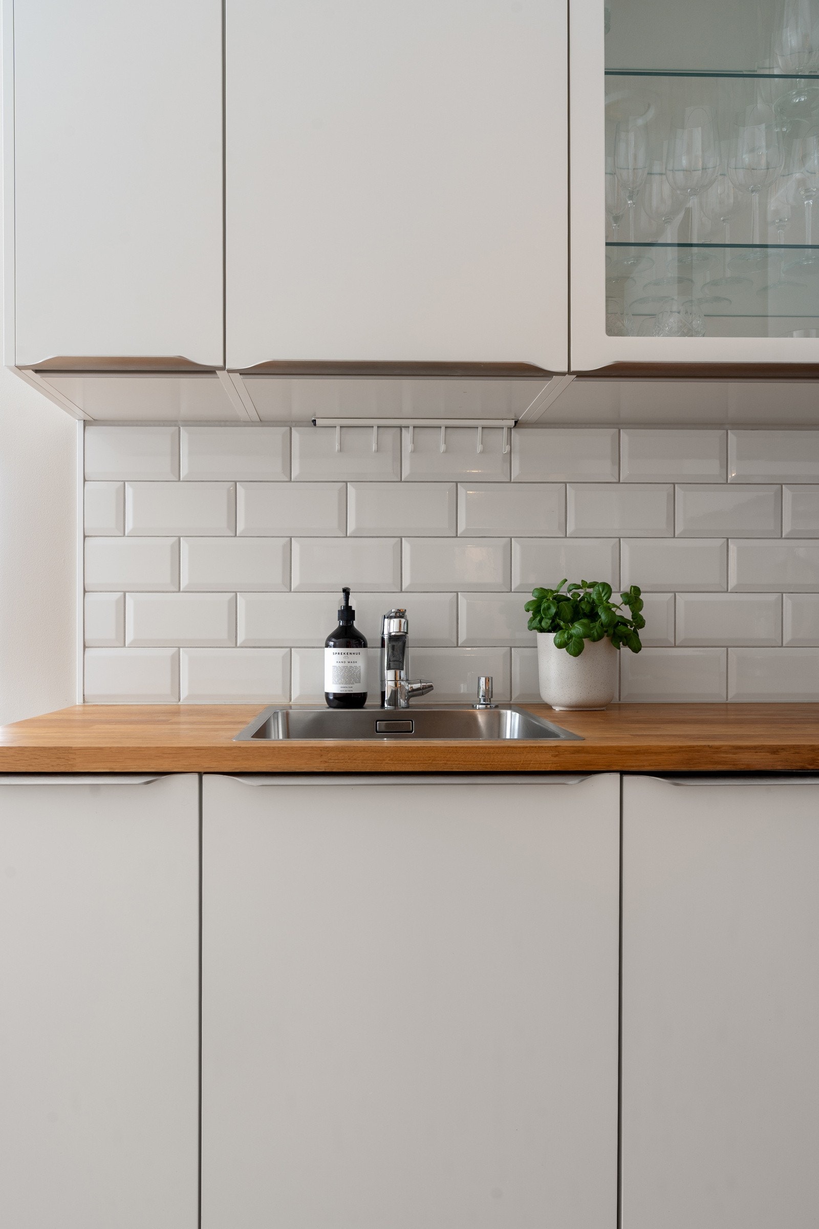 Lekre detaljer med fliser mellom over kjøkkenbenken.