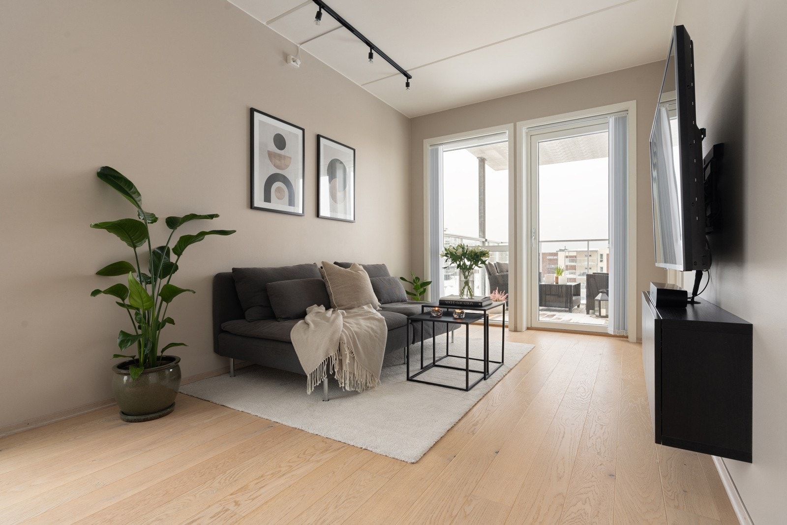 Stuen har naturlige soner for både spisebordet, og sofaen med TV på motsatt side av rommet.