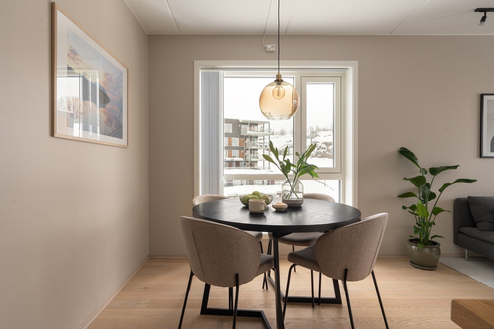 Videre inn kommer man til stuen. Gjennomgående moderne med pen standard fra 2018.