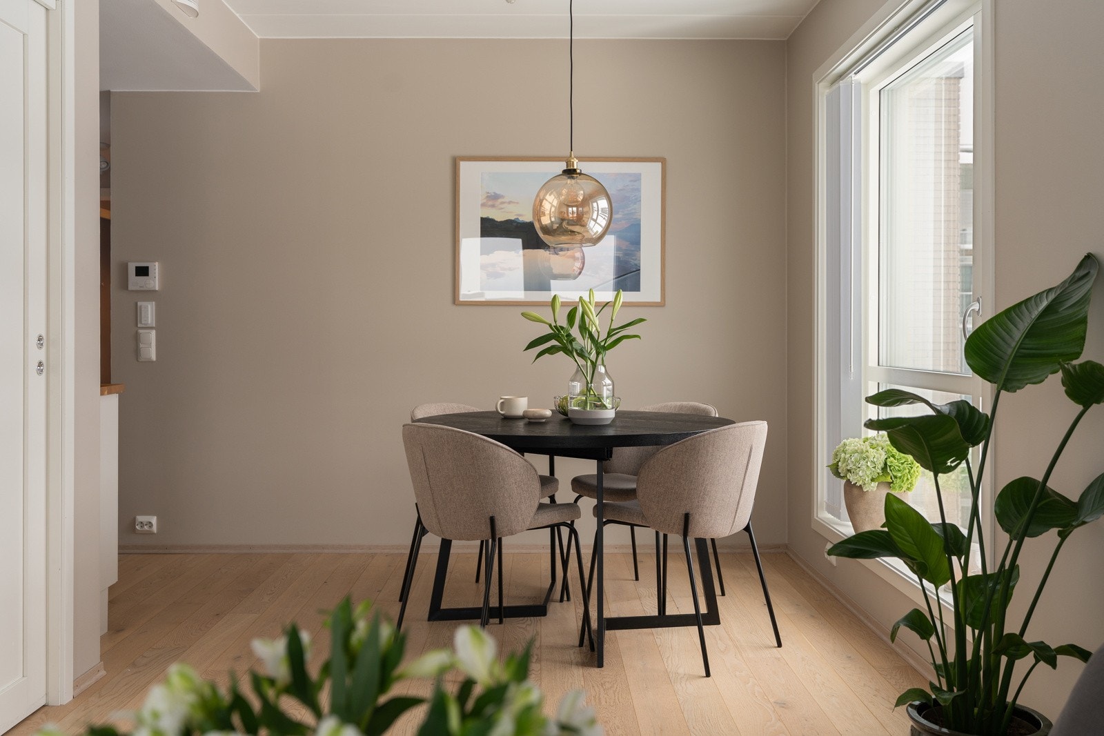 Spisebordet har sin naturlige plass i nærheten av kjøkkenet. Stue og kjøkken i åpen løsning, samtidig som rommets utforming gjør at de også er litt adskilt.