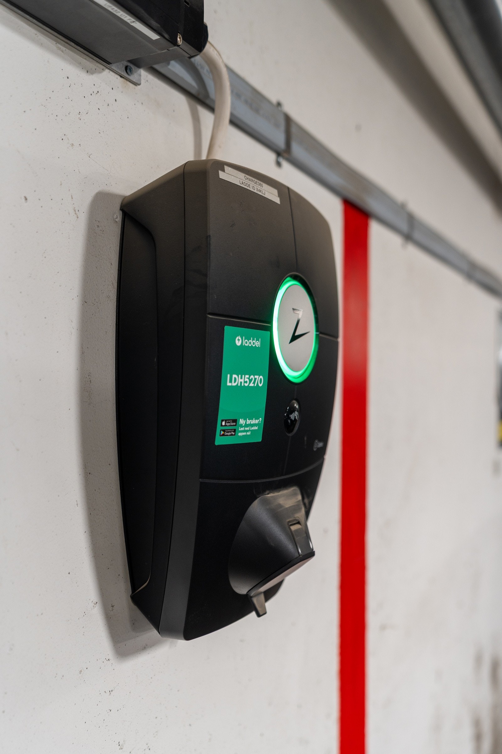 Det er montert elbil-lader på parkeringsplassen.
