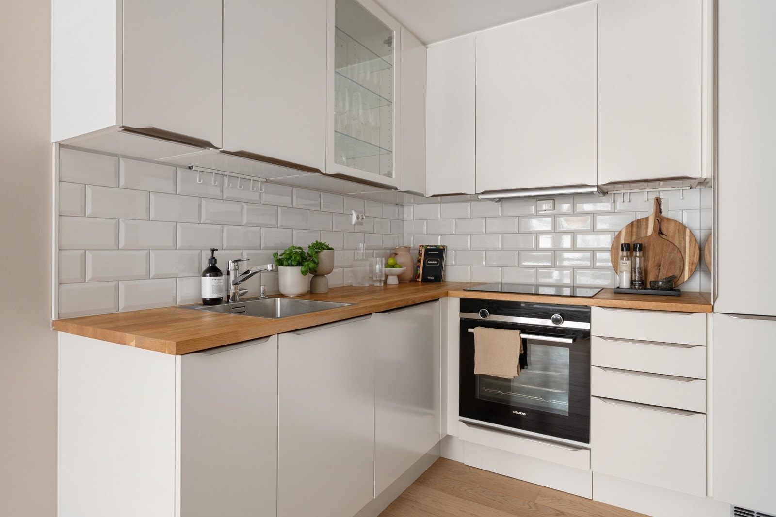 Kjøkkenet framstår delikat og tidløst, og er levert av kvalitetsleverandøren Kvik med glatte fronter og integrerte hvitevarer.