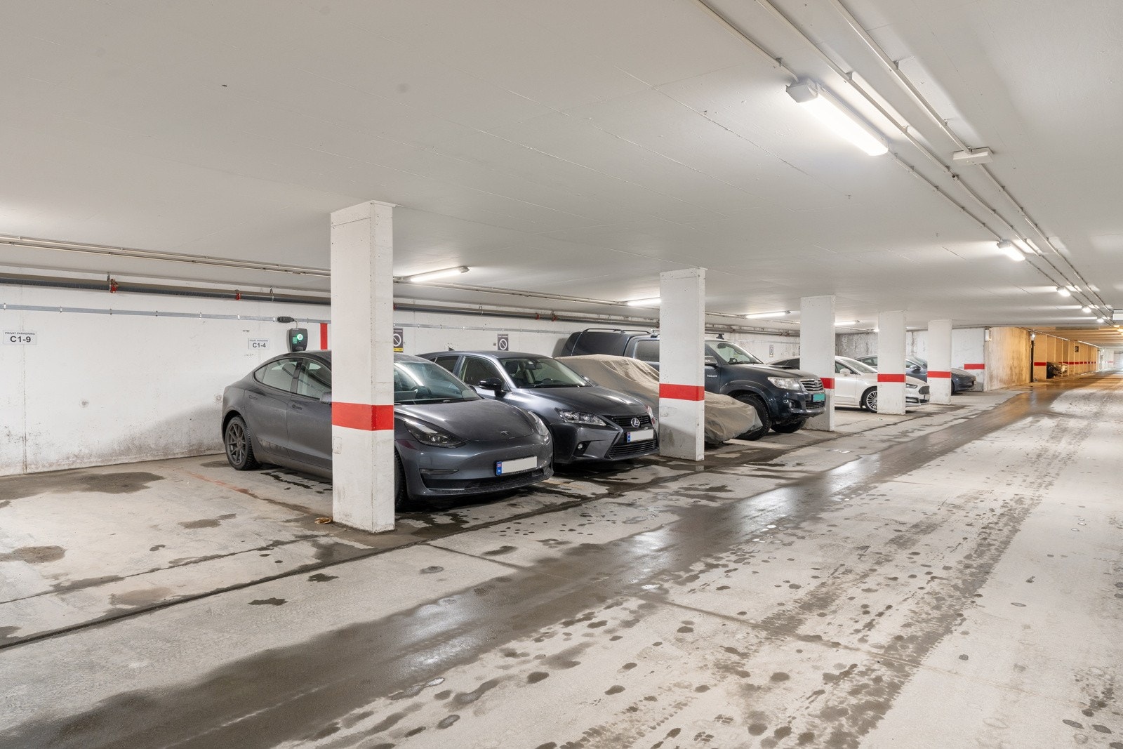 Leiligheten disponerer én parkeringsplass i garasjeanlegget.