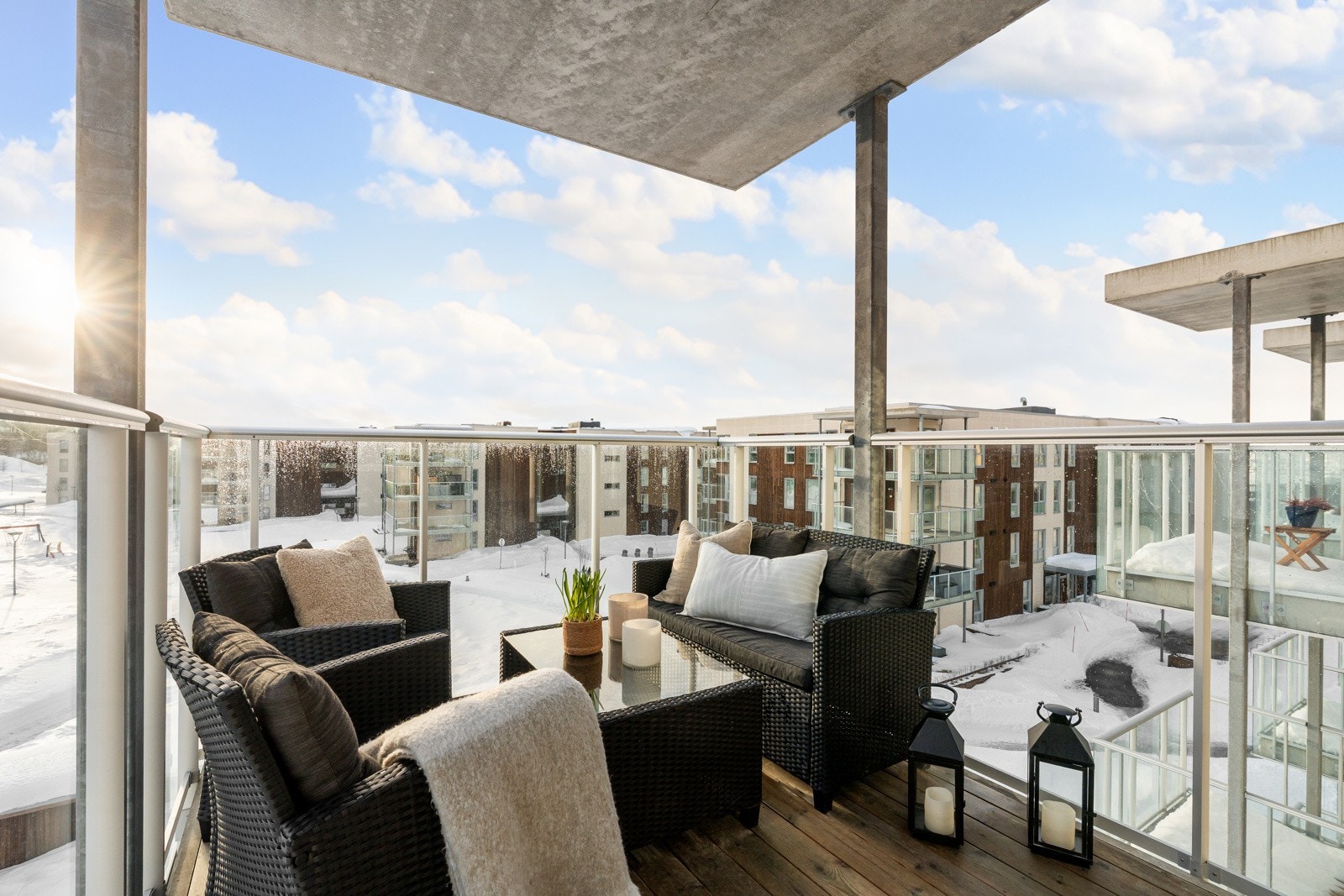 Fra stuen har du utgang til en sørvendt balkong med strålende solforhold fra ca kl 08:00 til 21:30 på sommeren.