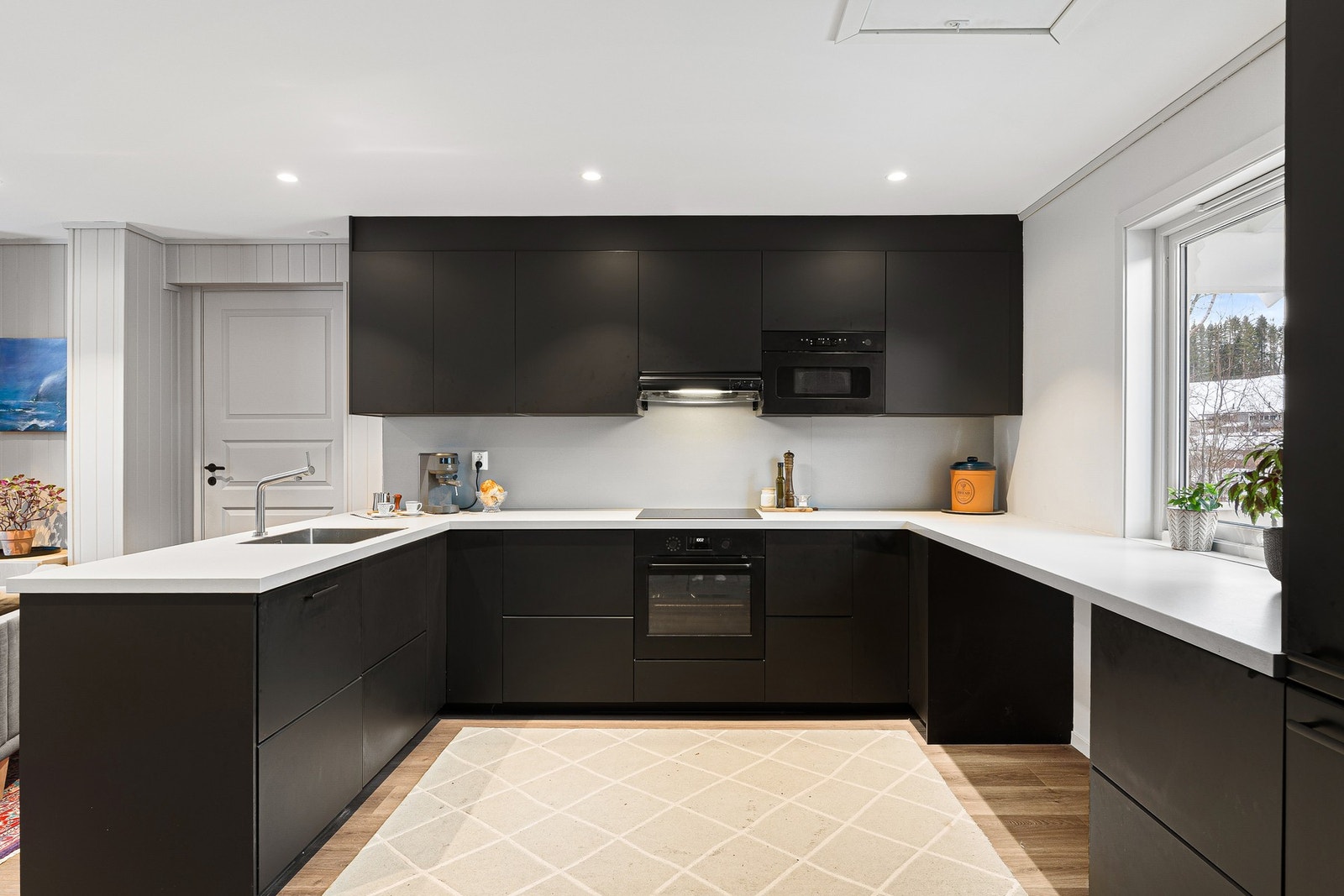 Nydelig kjøkken fra 2020 med integrerte hvitevarer. Galleribilde