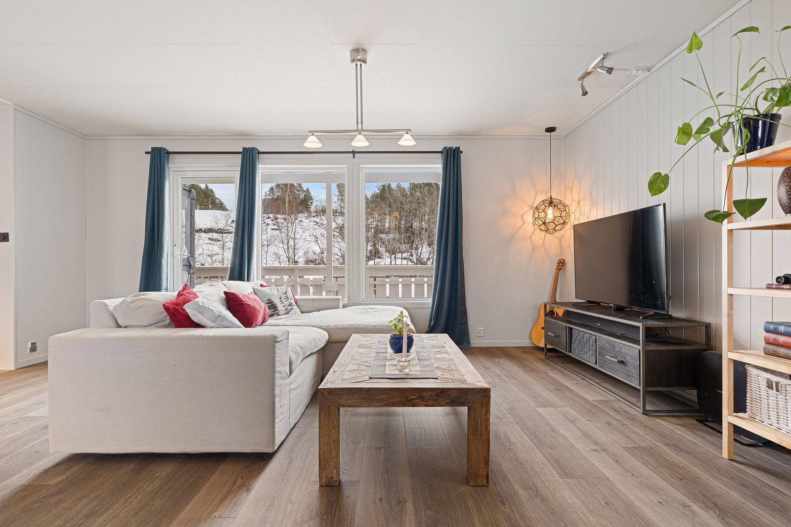 Fint utsyn til grøntområdet nedenfor boligen, og lite innsyn! Galleribilde