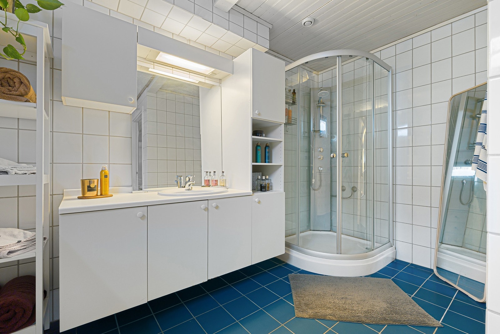 Romslig og funksjonelt bad med moderniseringsbehov Galleribilde