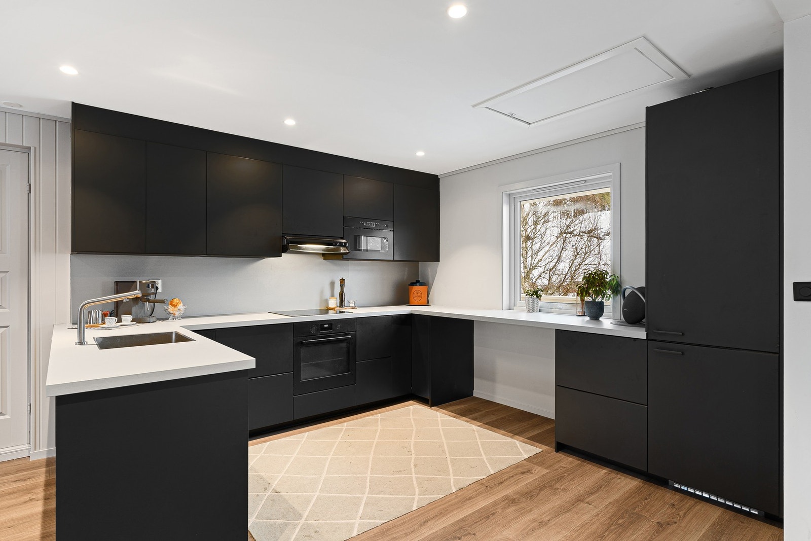 Rikelig med skap- og benkeplass Galleribilde