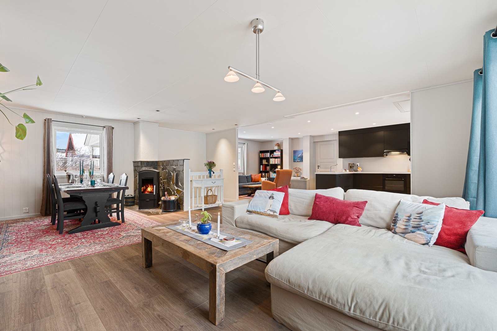 En generelt romslig stue med flere møbleringsmuligheter Galleribilde