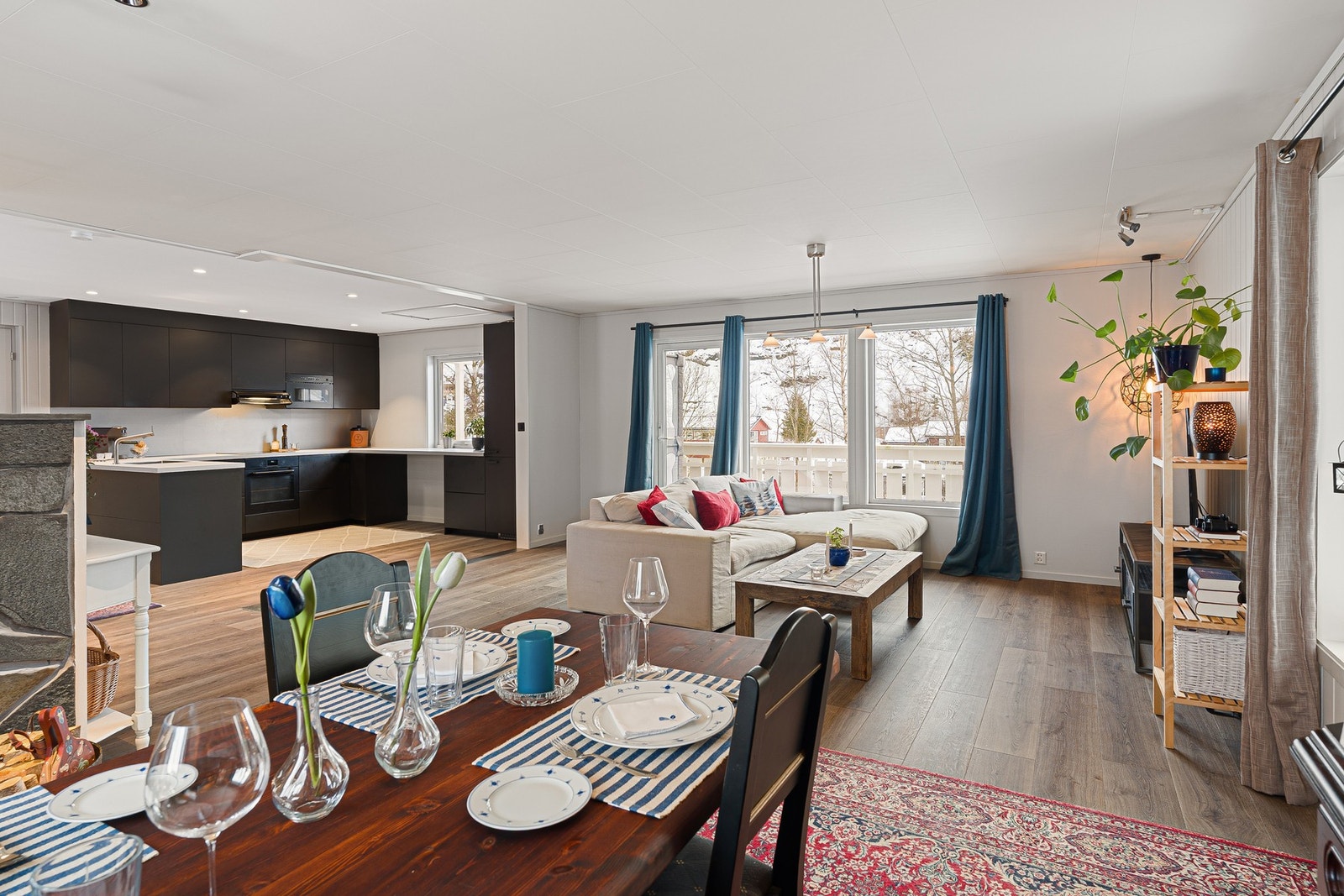 Velkommen inn til en flott åpen stue/kjøkken løsning med flere soner Galleribilde