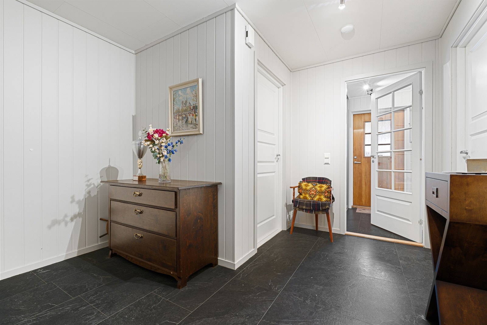 Nede i sokkelen er boligens soverom og bad Galleribilde