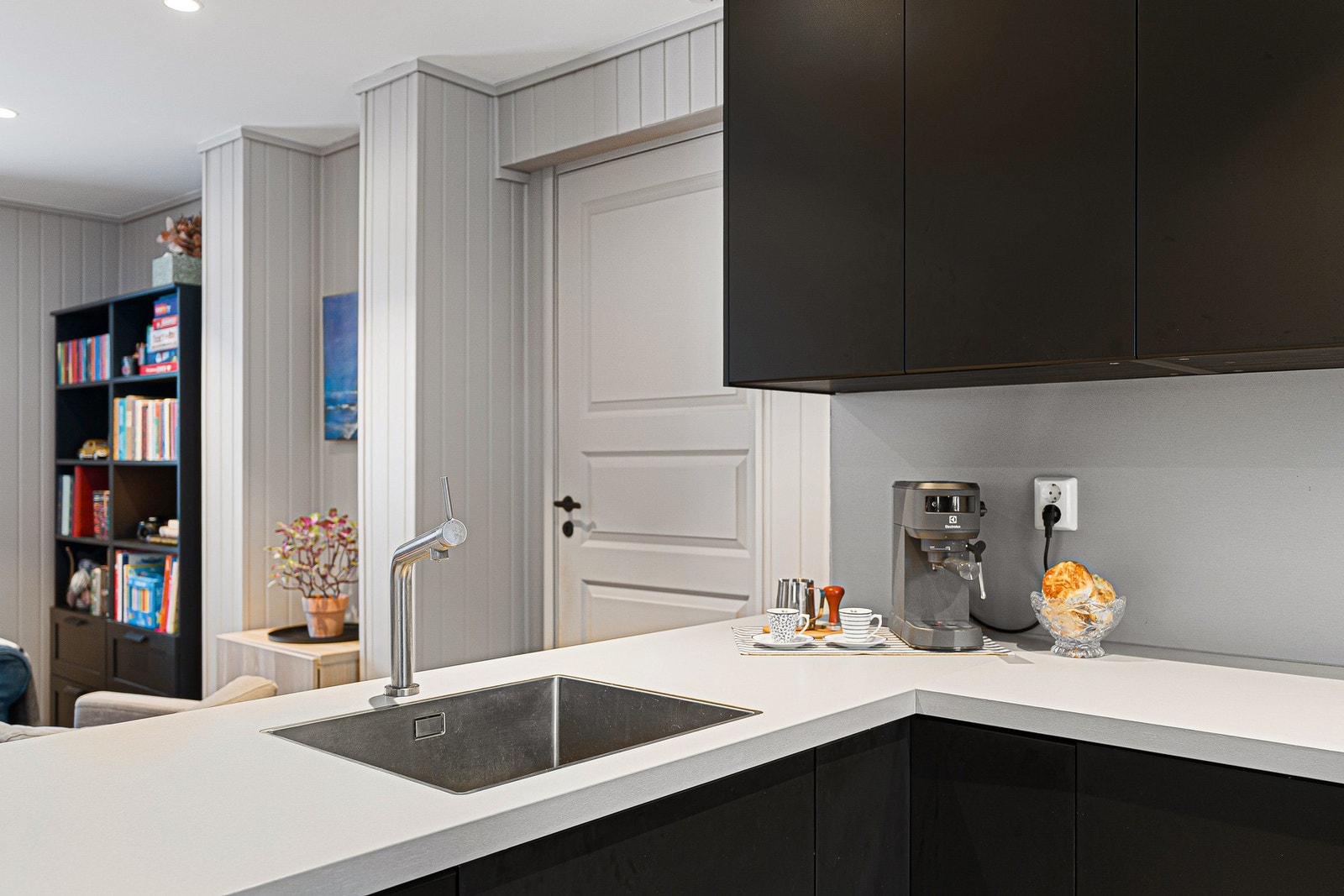 Ved kjøkkenet er det inngang til spiskammers/bod og vaskerom Galleribilde