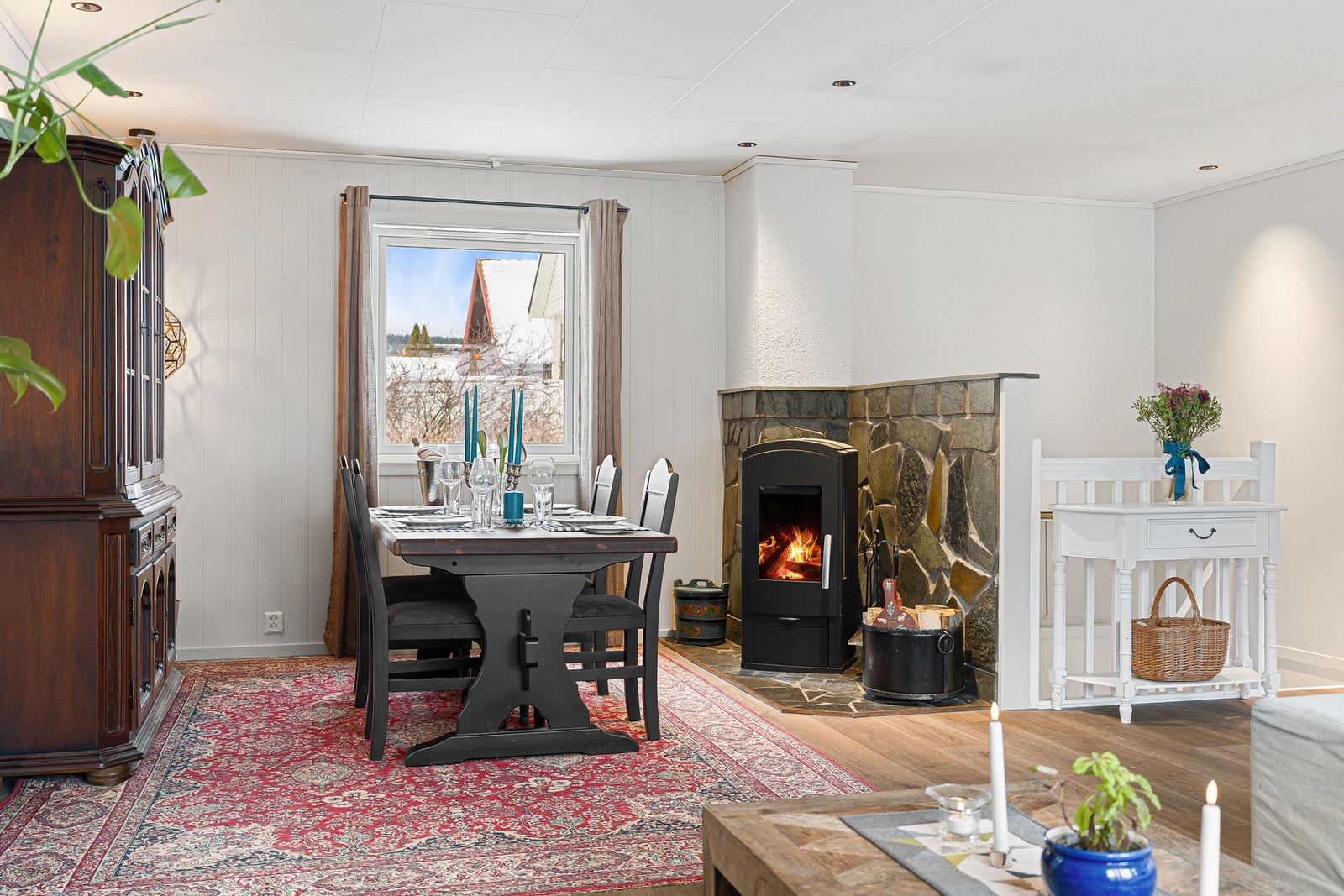 Boligen varmes opp med blant annet varmepumpe og vedovn Galleribilde