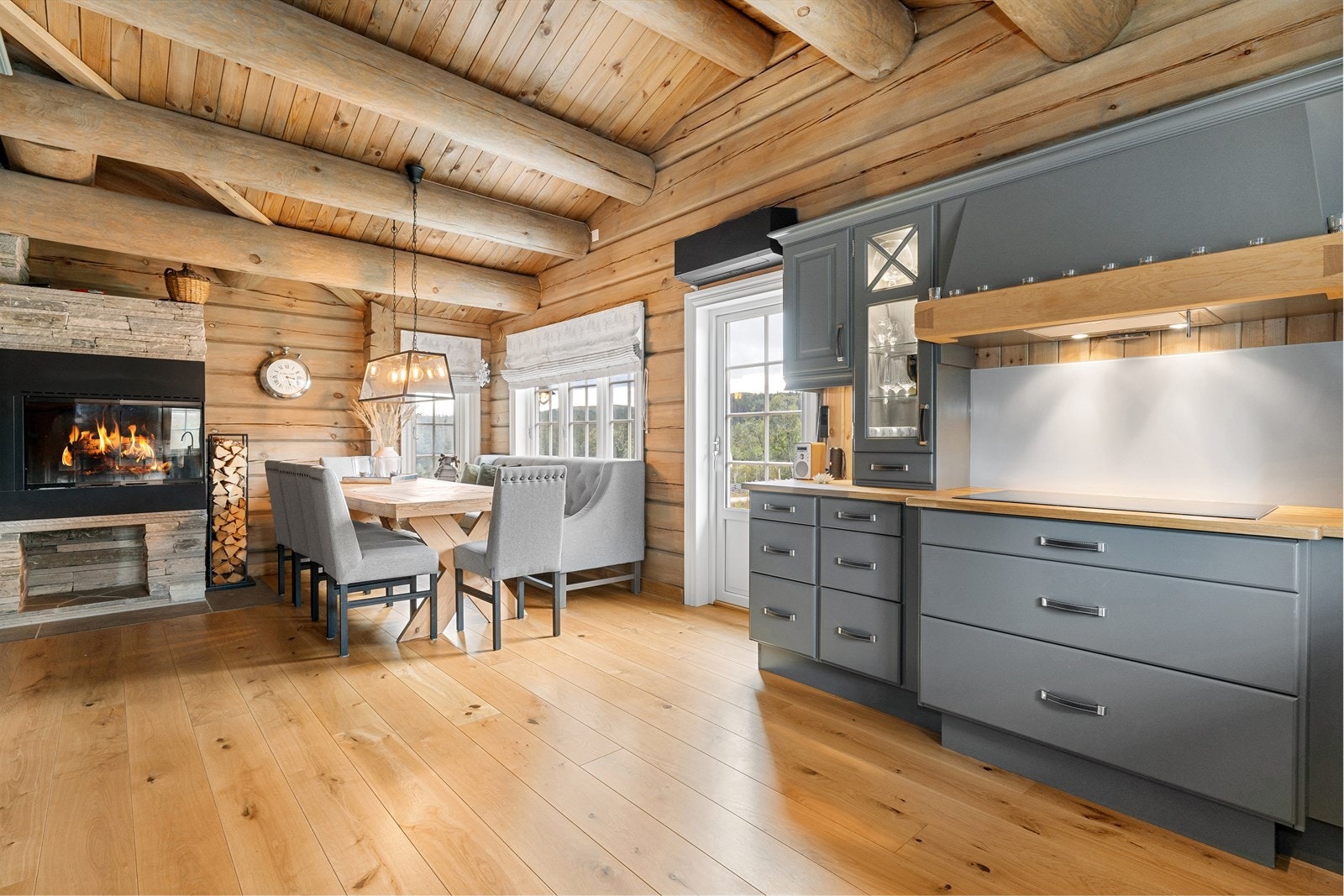 Kjøkkenet har murt peis, samt installert varmepumpe. Galleribilde