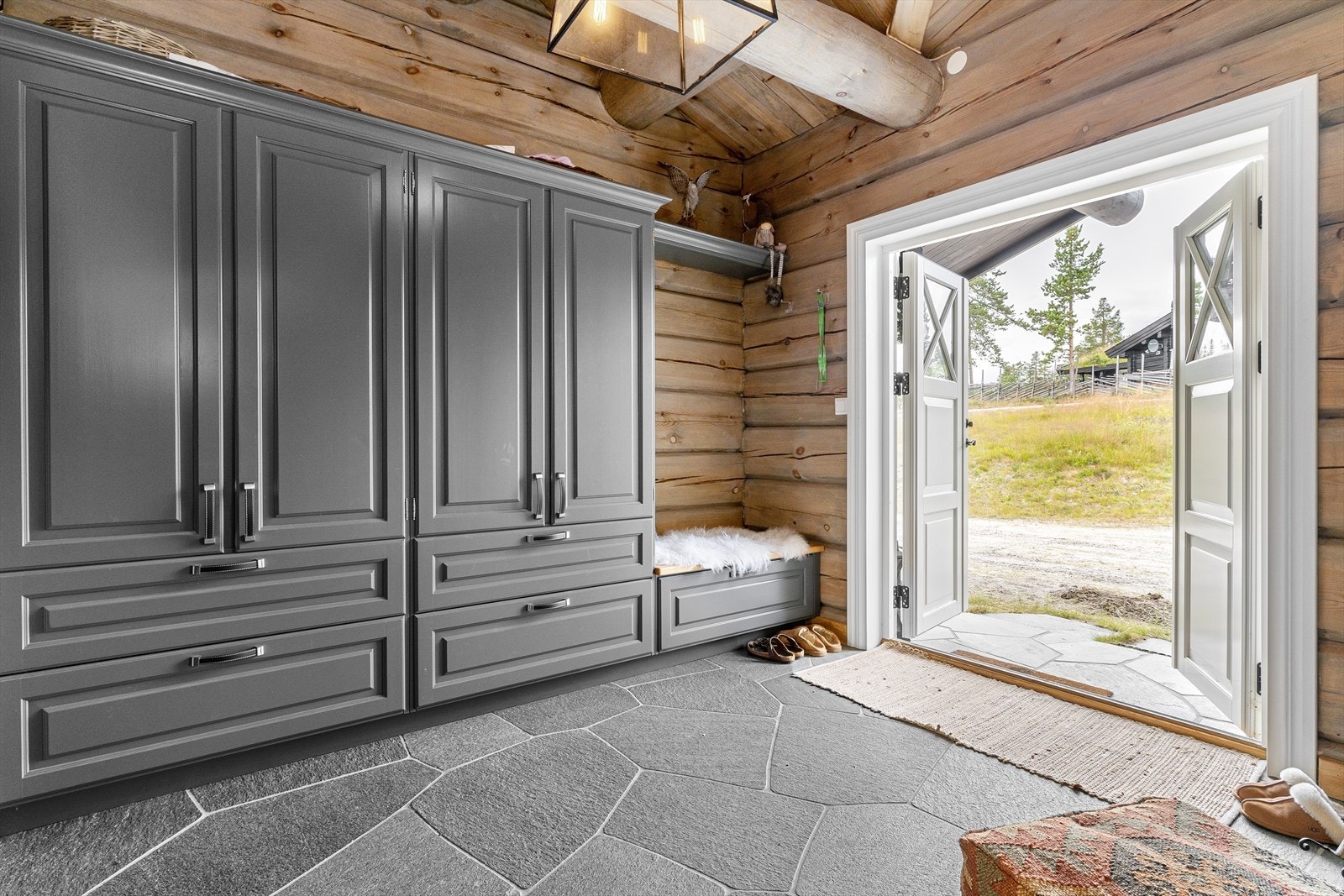 Stor entré med dobbel dør. God skapplass til å henge fra seg yttertøy. Galleribilde