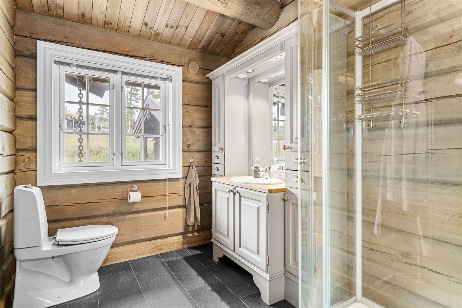 innredning med nedfelt servant, toalett og dusjkabinett. Galleribilde