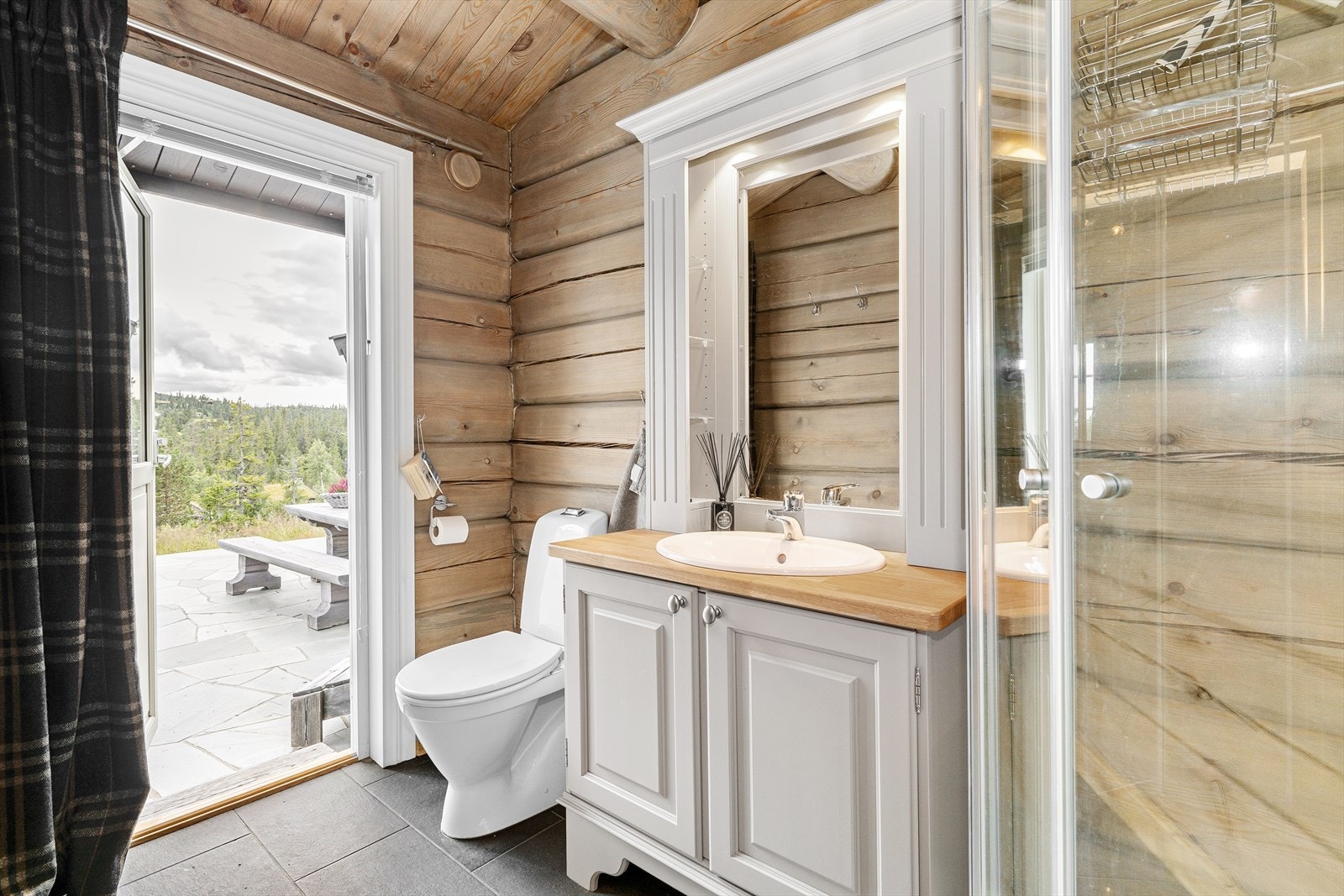 Badet har innredning med nedfelt servant, toalett og dusjkabinett. Galleribilde