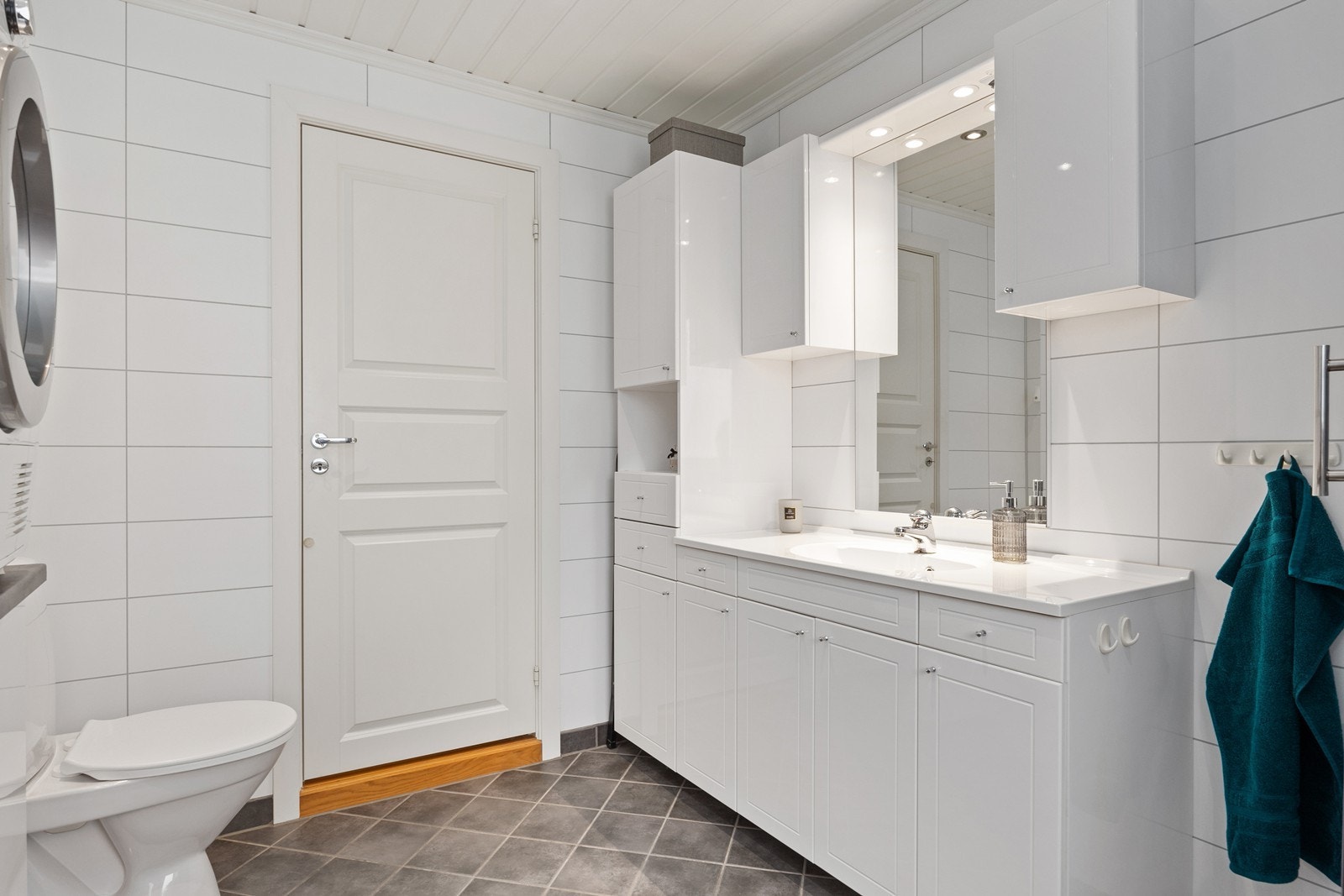 Badet har varmekabler i gulvet Galleribilde